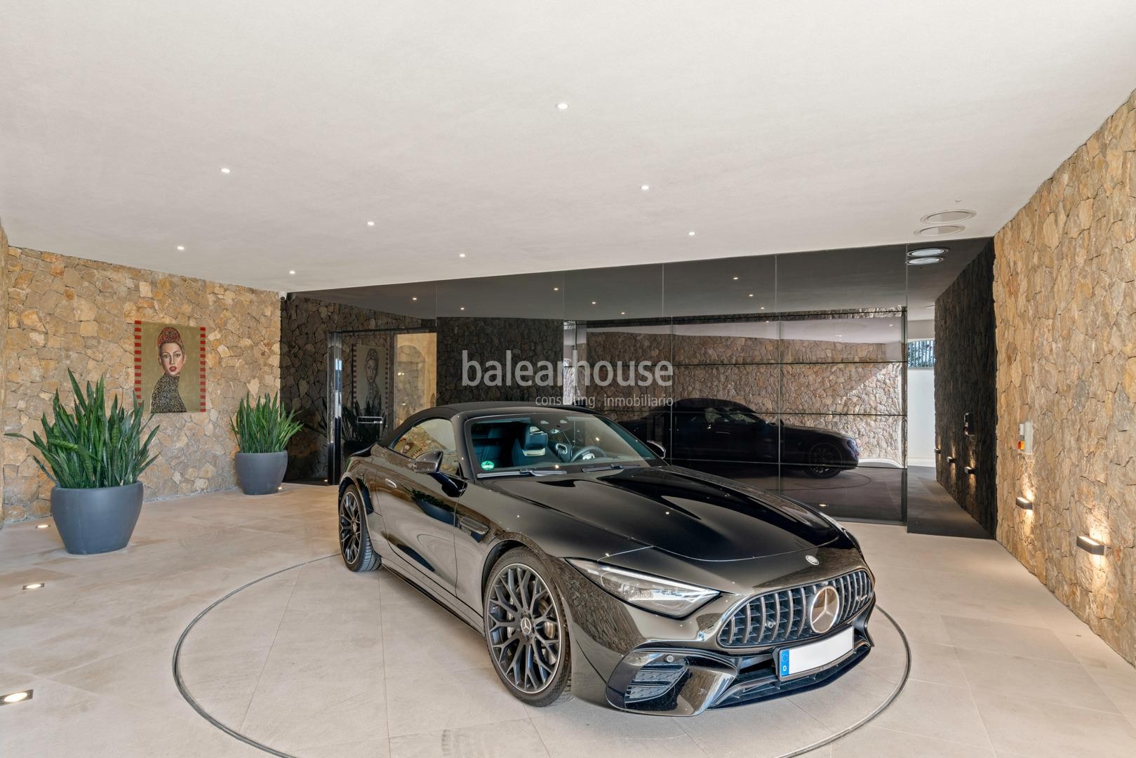 Las vistas al mar lo invaden todo en esta exclusiva villa de obra nueva ubicada en Cala Llamp
