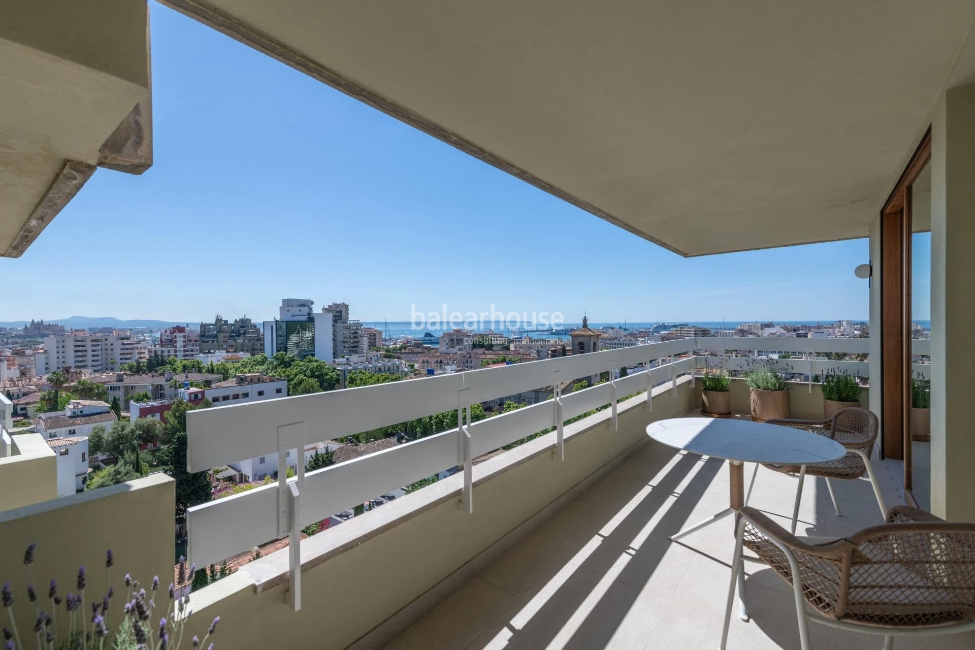 Exceptional penthouse with panoramic views over Palma and the Mediterranean