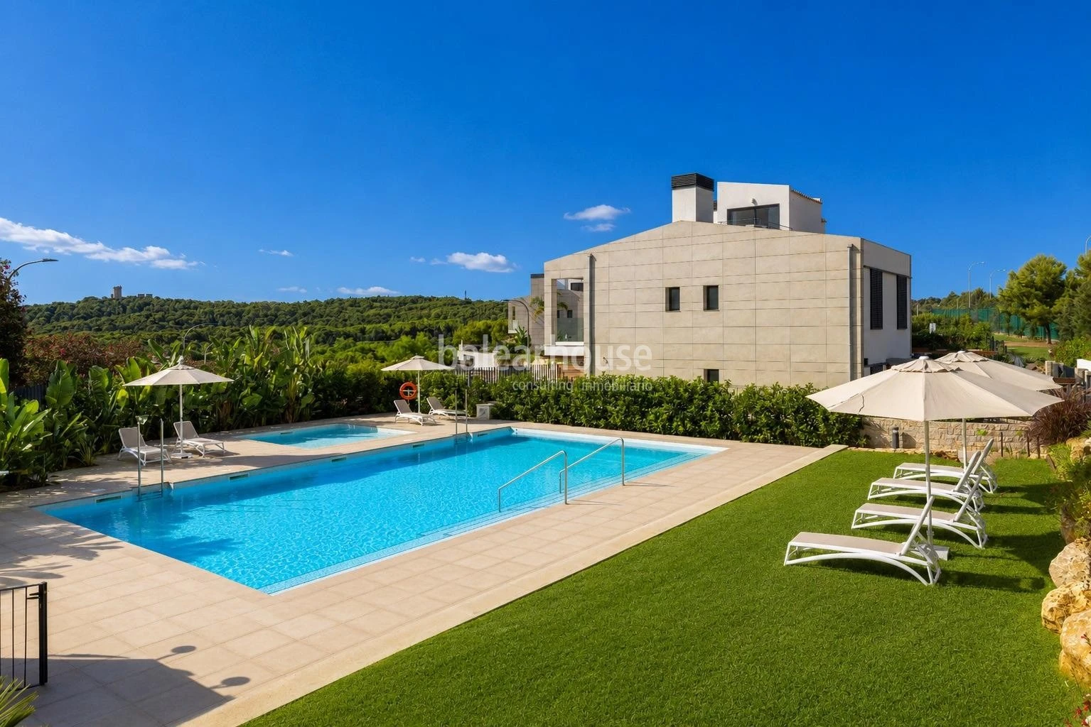 Impeccable house with garden and terraces in a well-kept complex with swimming pool in the green area of Sa Teulera