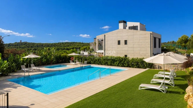 Impeccable house with garden and terraces in a well-kept complex with swimming pool in the green area of Sa Teulera