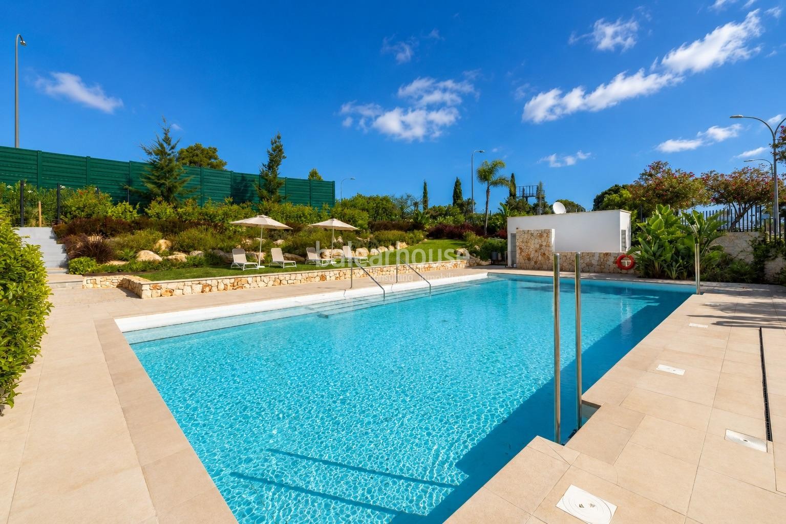 Impecable casa con jardín y terrazas en un cuidado complejo con piscina en la verde zona de Sa Teulera