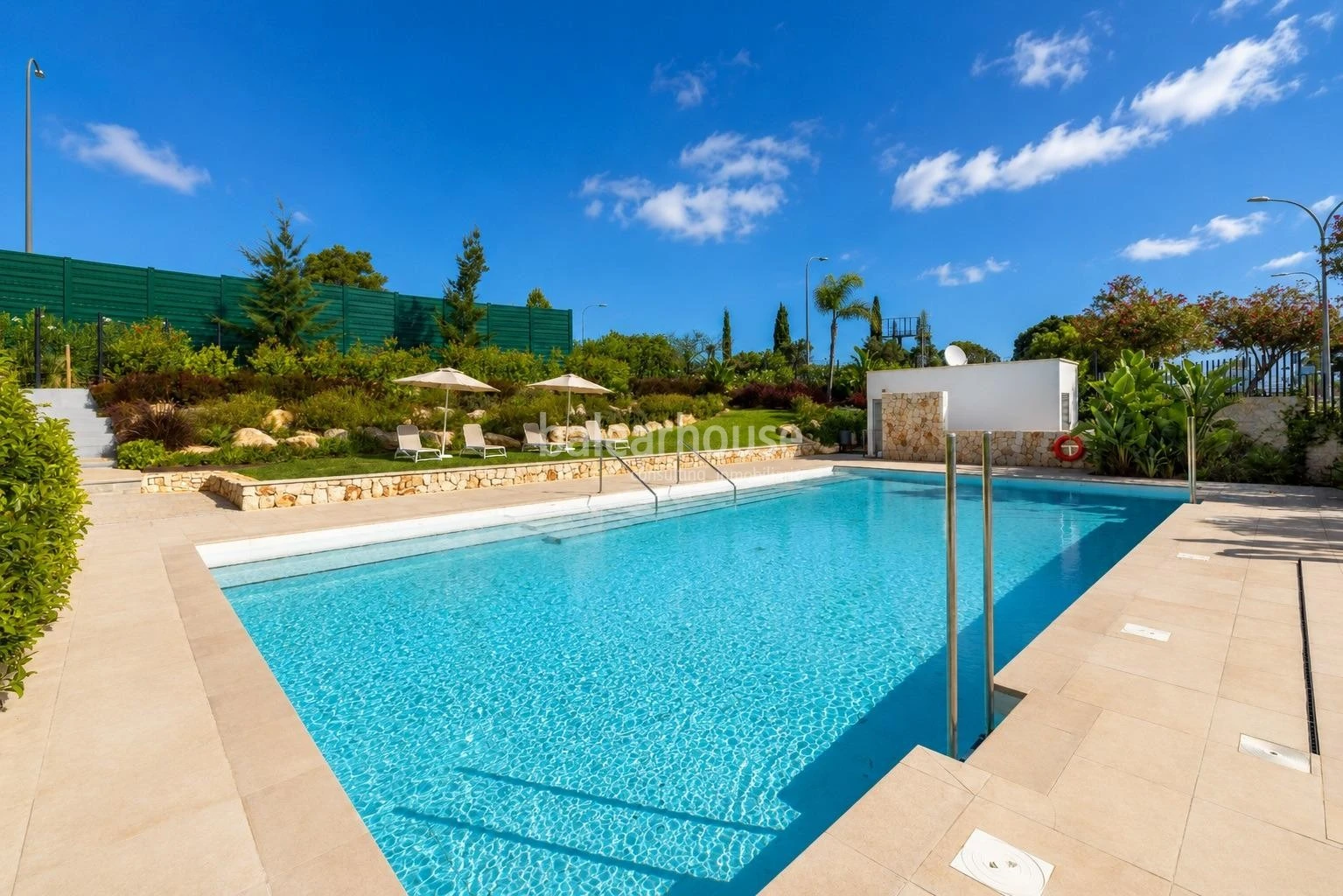 Impecable casa con jardín y terrazas en un cuidado complejo con piscina en la verde zona de Sa Teulera