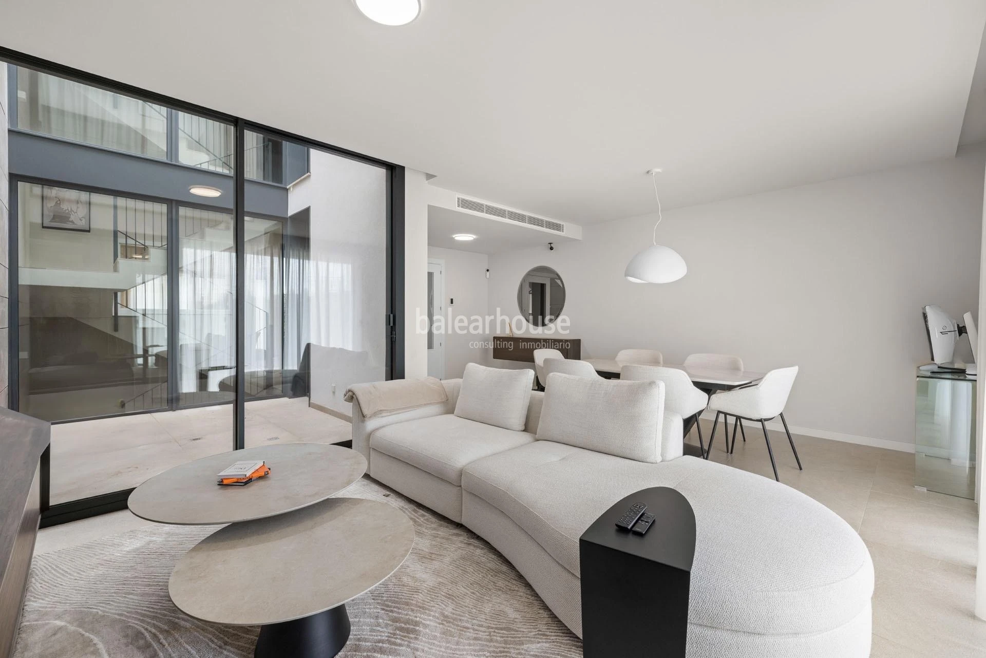 Impecable casa con jardín y terrazas en un cuidado complejo con piscina en la verde zona de Sa Teulera