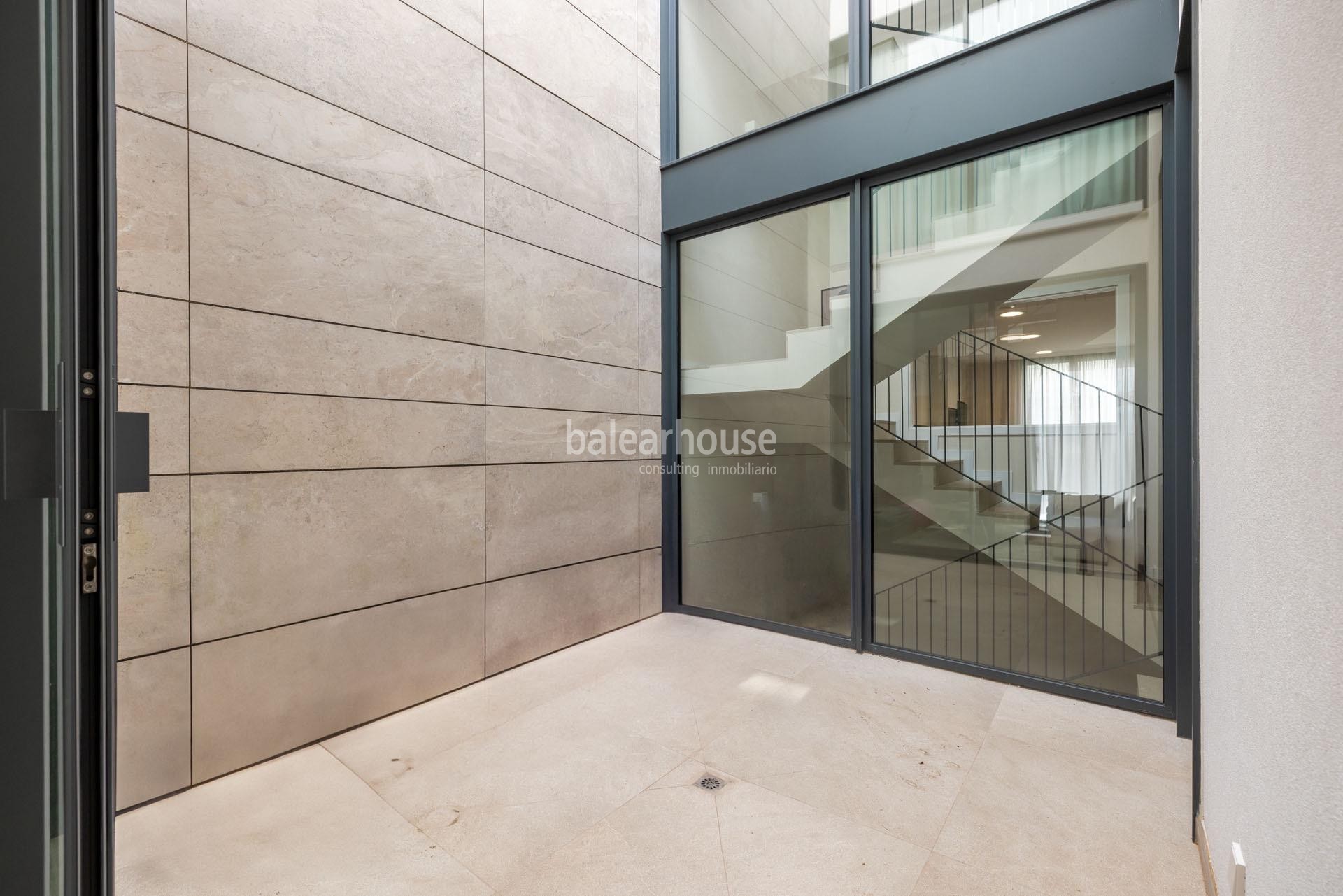 Impecable casa con jardín y terrazas en un cuidado complejo con piscina en la verde zona de Sa Teulera