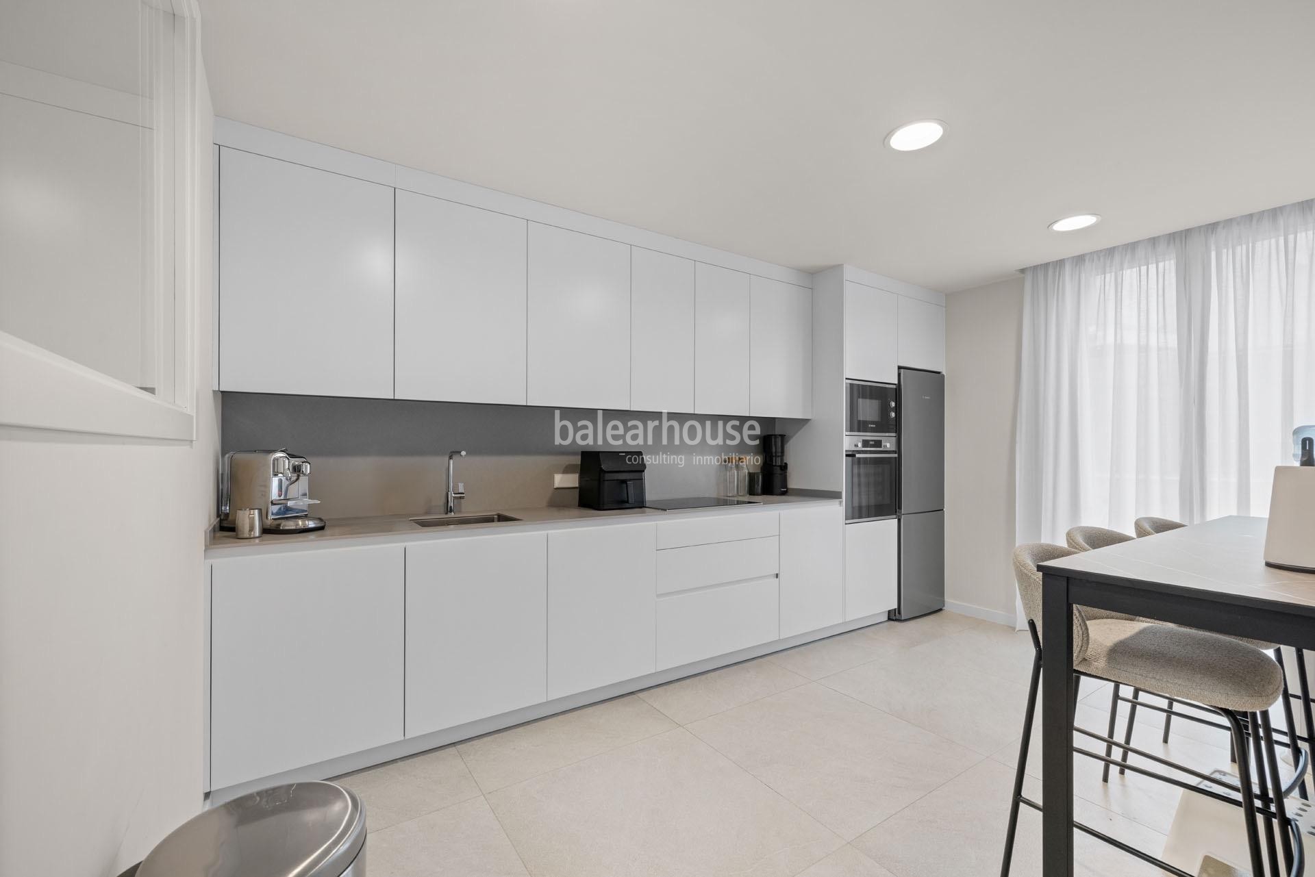 Impecable casa con jardín y terrazas en un cuidado complejo con piscina en la verde zona de Sa Teulera