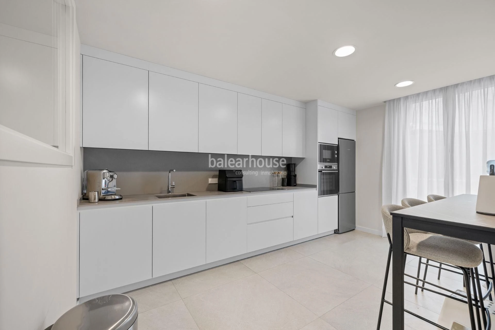 Impecable casa con jardín y terrazas en un cuidado complejo con piscina en la verde zona de Sa Teulera