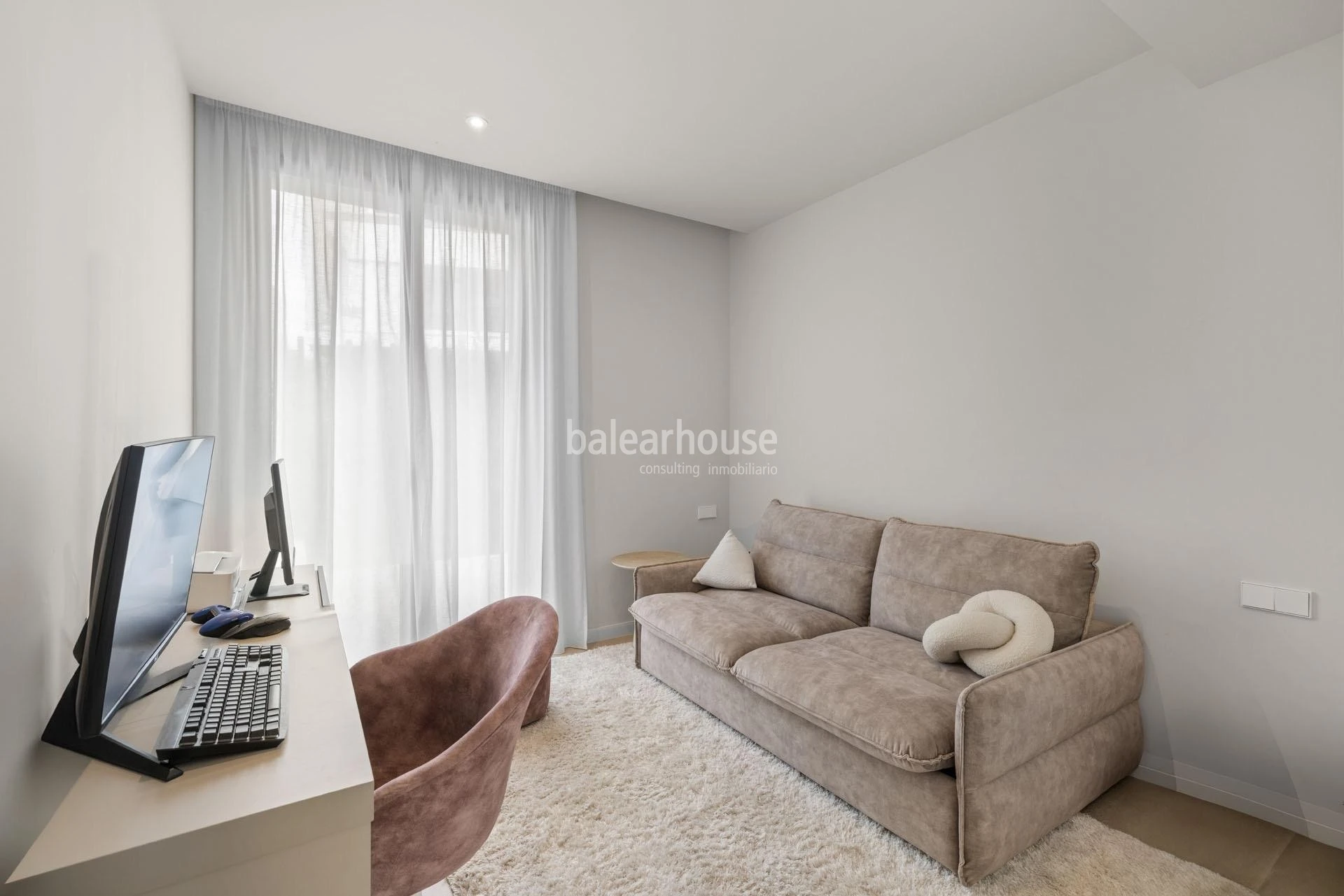 Impecable casa con jardín y terrazas en un cuidado complejo con piscina en la verde zona de Sa Teulera