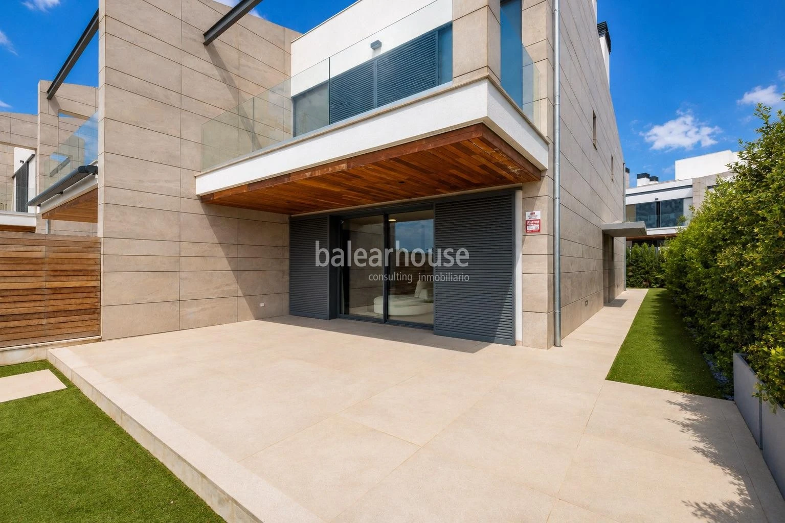 Impecable casa con jardín y terrazas en un cuidado complejo con piscina en la verde zona de Sa Teulera