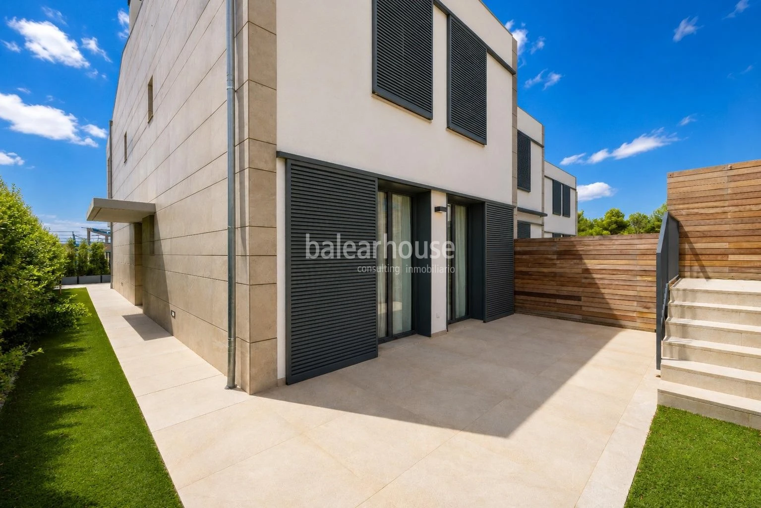 Impecable casa con jardín y terrazas en un cuidado complejo con piscina en la verde zona de Sa Teulera
