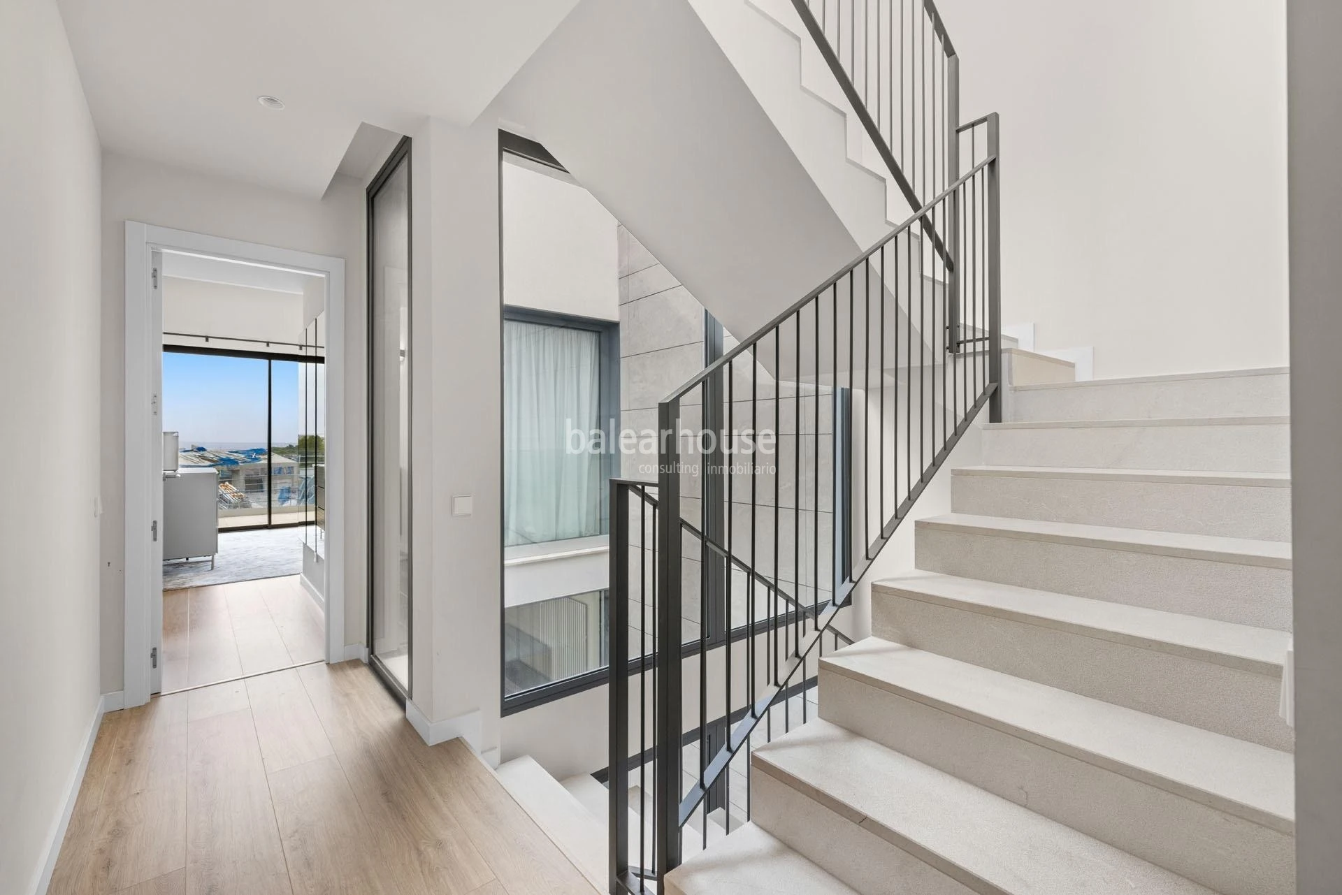 Impecable casa con jardín y terrazas en un cuidado complejo con piscina en la verde zona de Sa Teulera