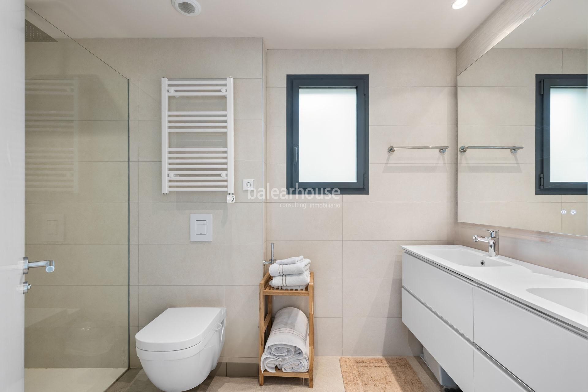Impecable casa con jardín y terrazas en un cuidado complejo con piscina en la verde zona de Sa Teulera