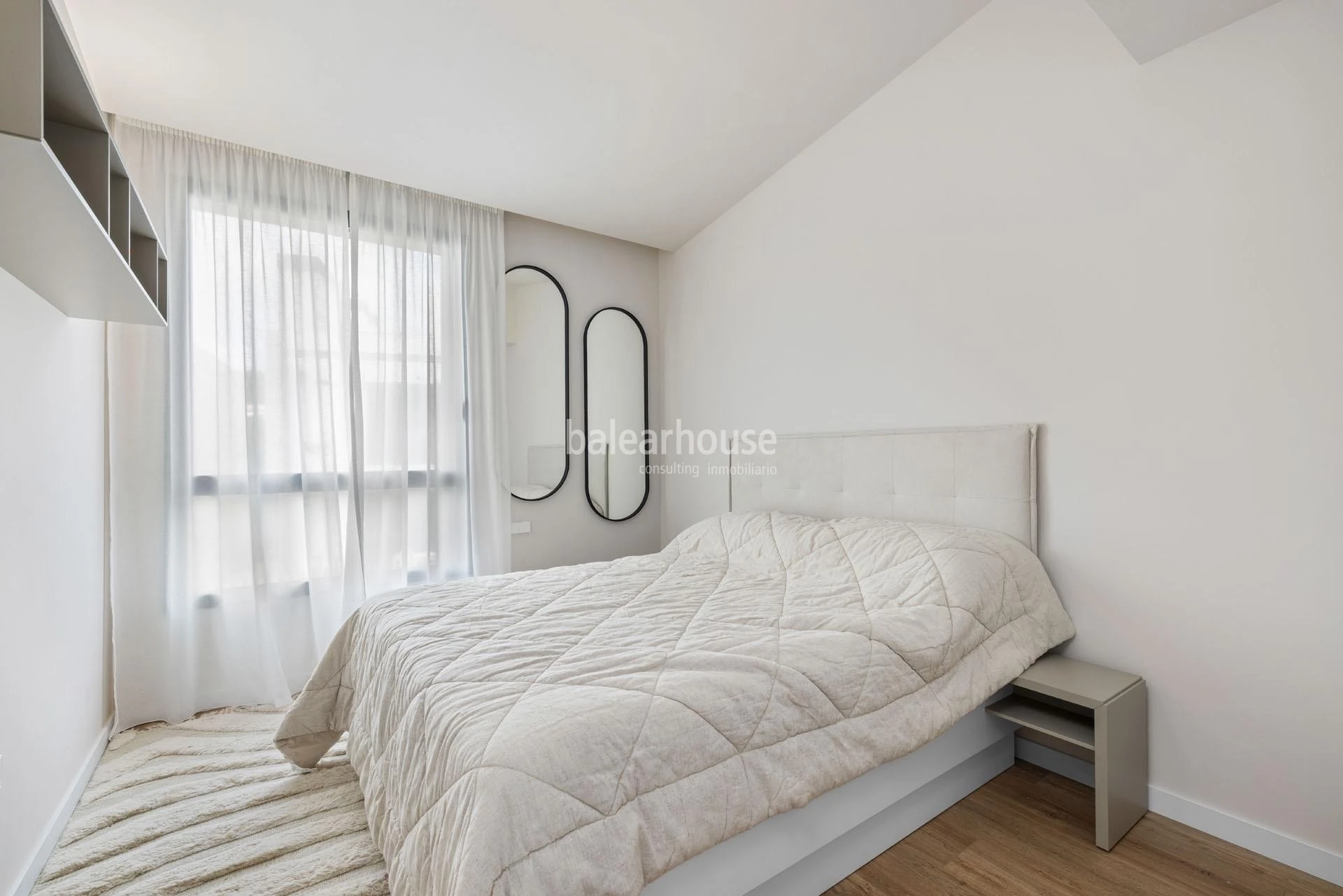 Impecable casa con jardín y terrazas en un cuidado complejo con piscina en la verde zona de Sa Teulera