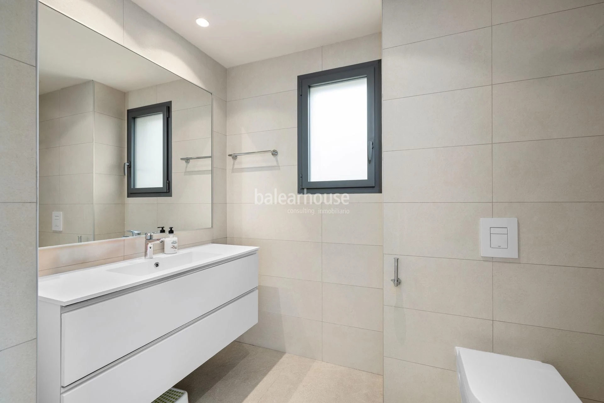 Impecable casa con jardín y terrazas en un cuidado complejo con piscina en la verde zona de Sa Teulera