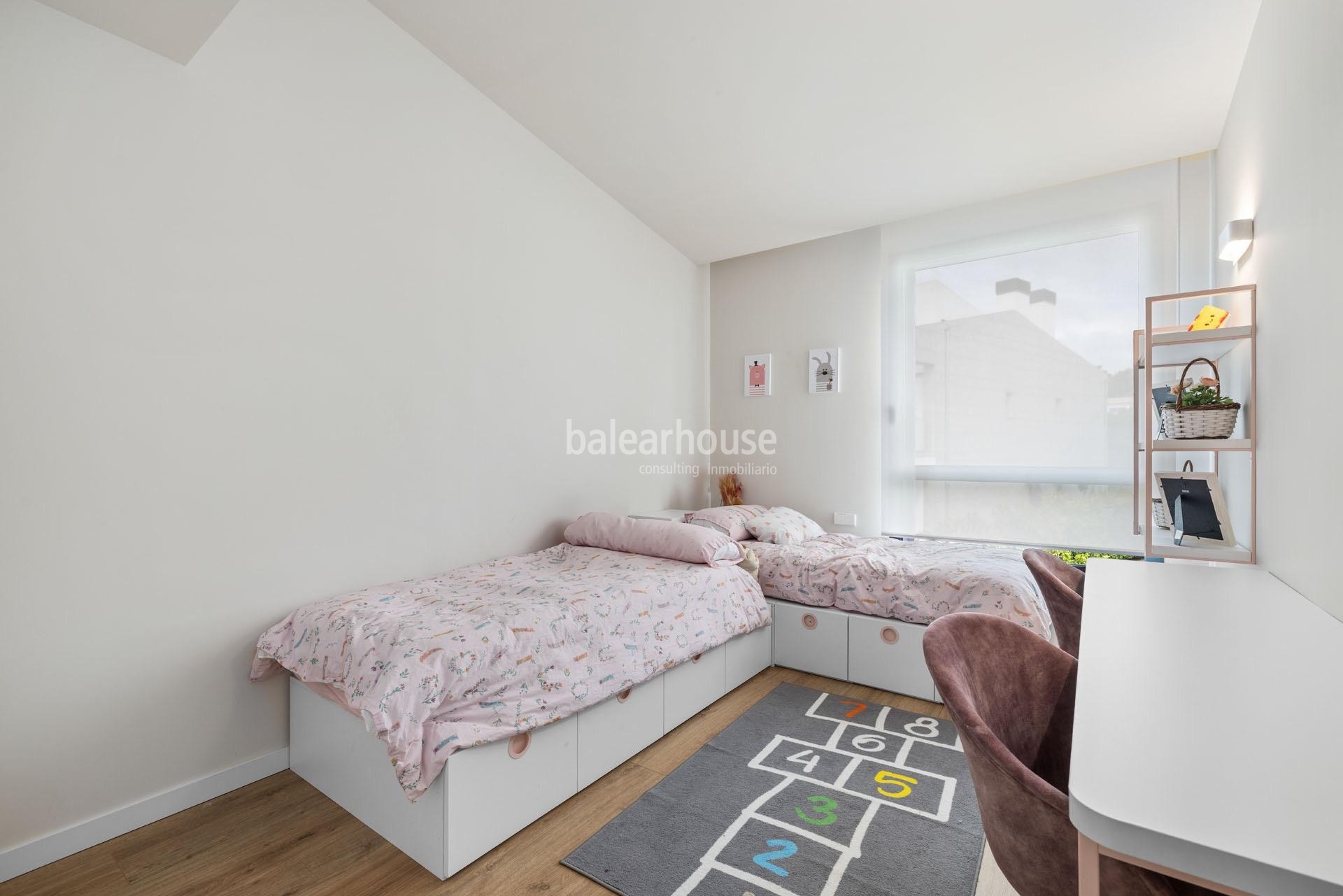 Impecable casa con jardín y terrazas en un cuidado complejo con piscina en la verde zona de Sa Teulera