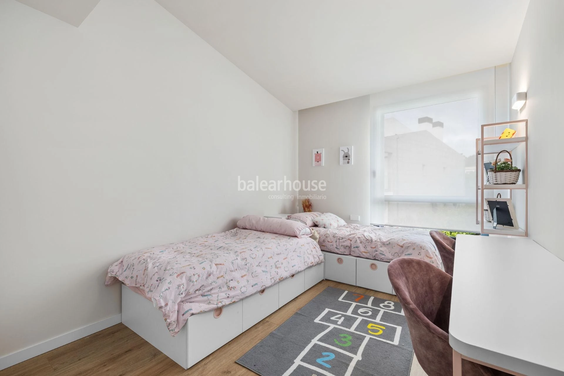 Impecable casa con jardín y terrazas en un cuidado complejo con piscina en la verde zona de Sa Teulera