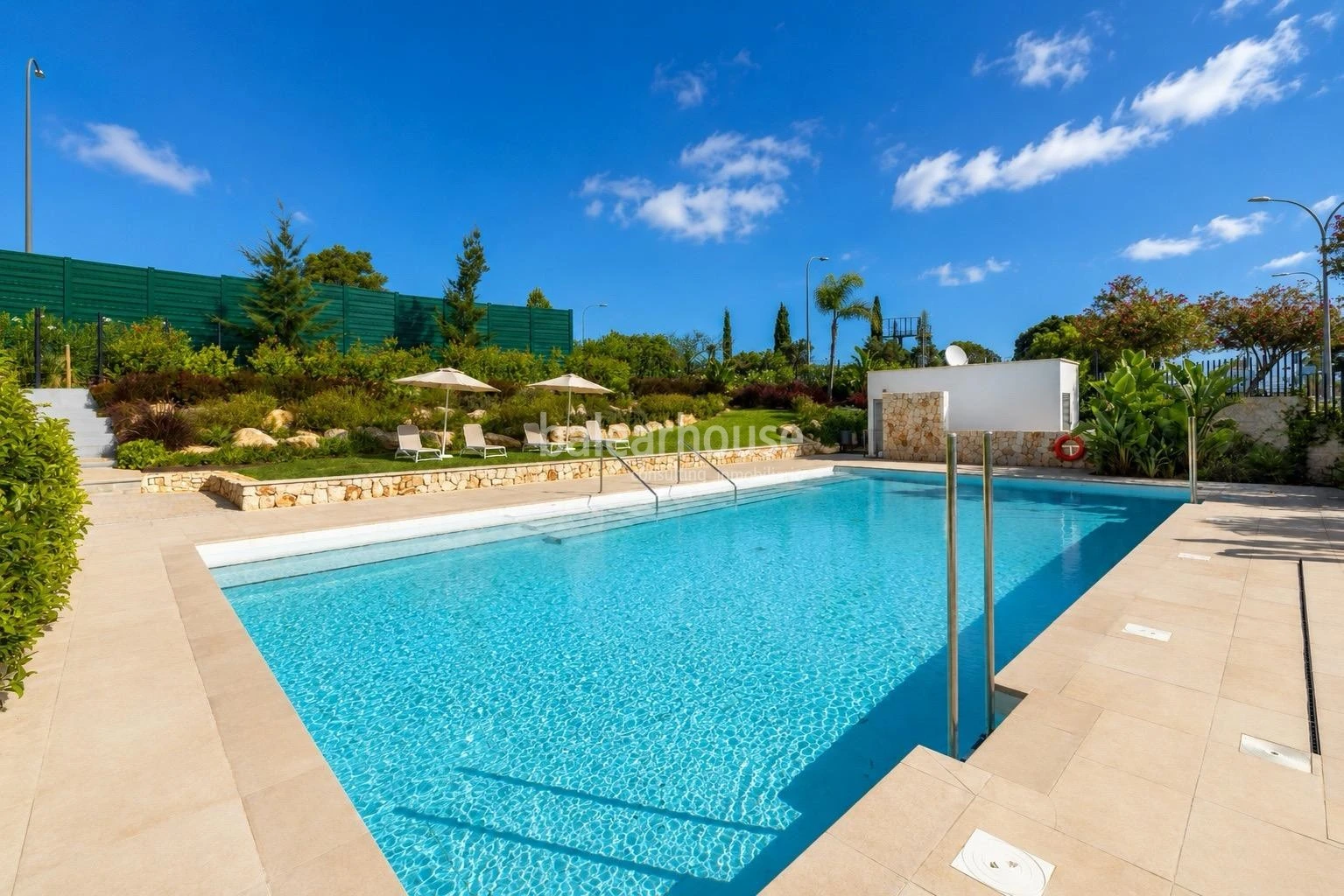 Tadelloses Haus zu vermieten mit Garten und Terrassen in einer gepflegten Anlage mit Swimmingpool im grünen Bereich von Sa Teulera