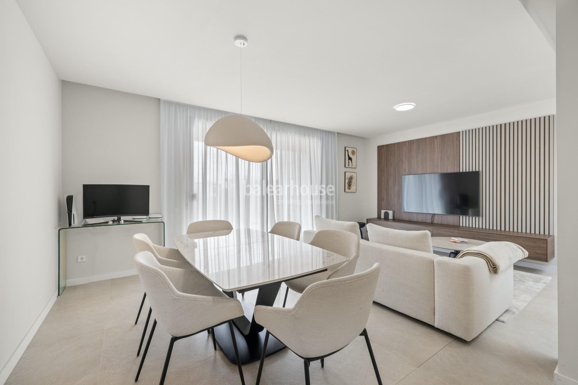 Impecable casa en alquiler con jardín y terrazas en un cuidado complejo con piscina en la verde zona de Sa Teulera
