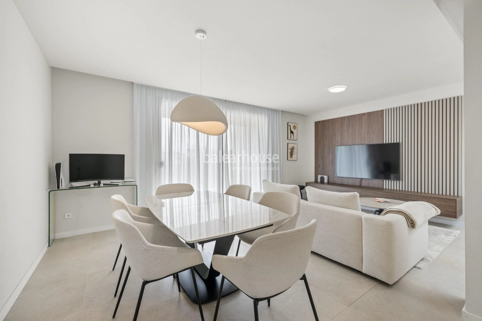 Tadelloses Haus zu vermieten mit Garten und Terrassen in einer gepflegten Anlage mit Swimmingpool im grünen Bereich von Sa Teulera