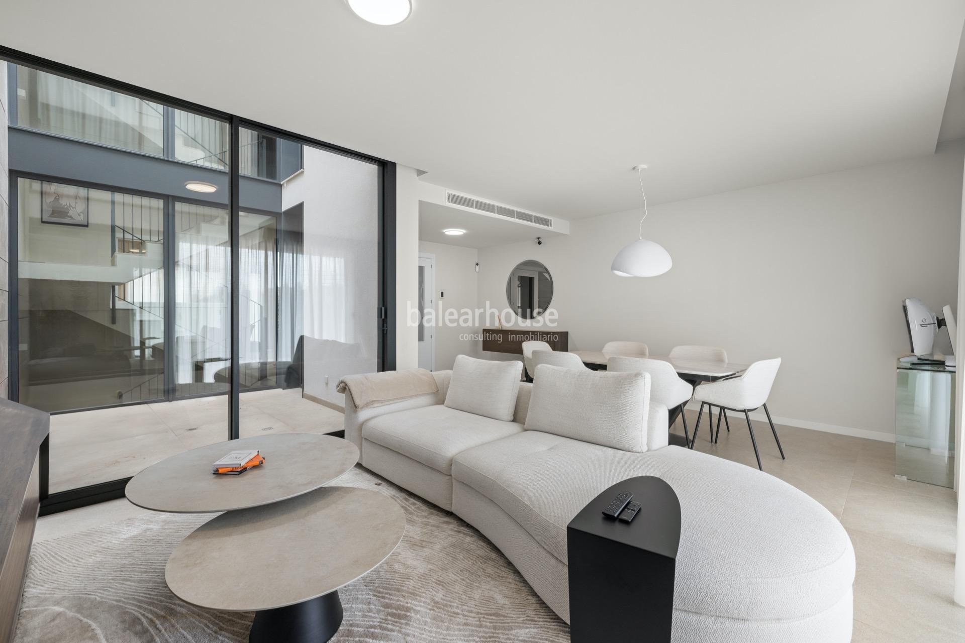 Impecable casa en alquiler con jardín y terrazas en un cuidado complejo con piscina en la verde zona de Sa Teulera