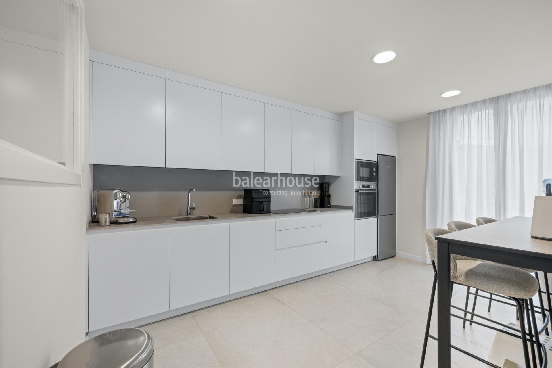 Impecable casa en alquiler con jardín y terrazas en un cuidado complejo con piscina en la verde zona de Sa Teulera