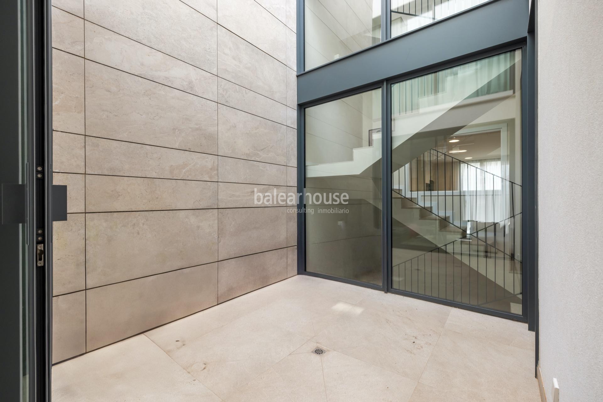 Impecable casa en alquiler con jardín y terrazas en un cuidado complejo con piscina en la verde zona de Sa Teulera