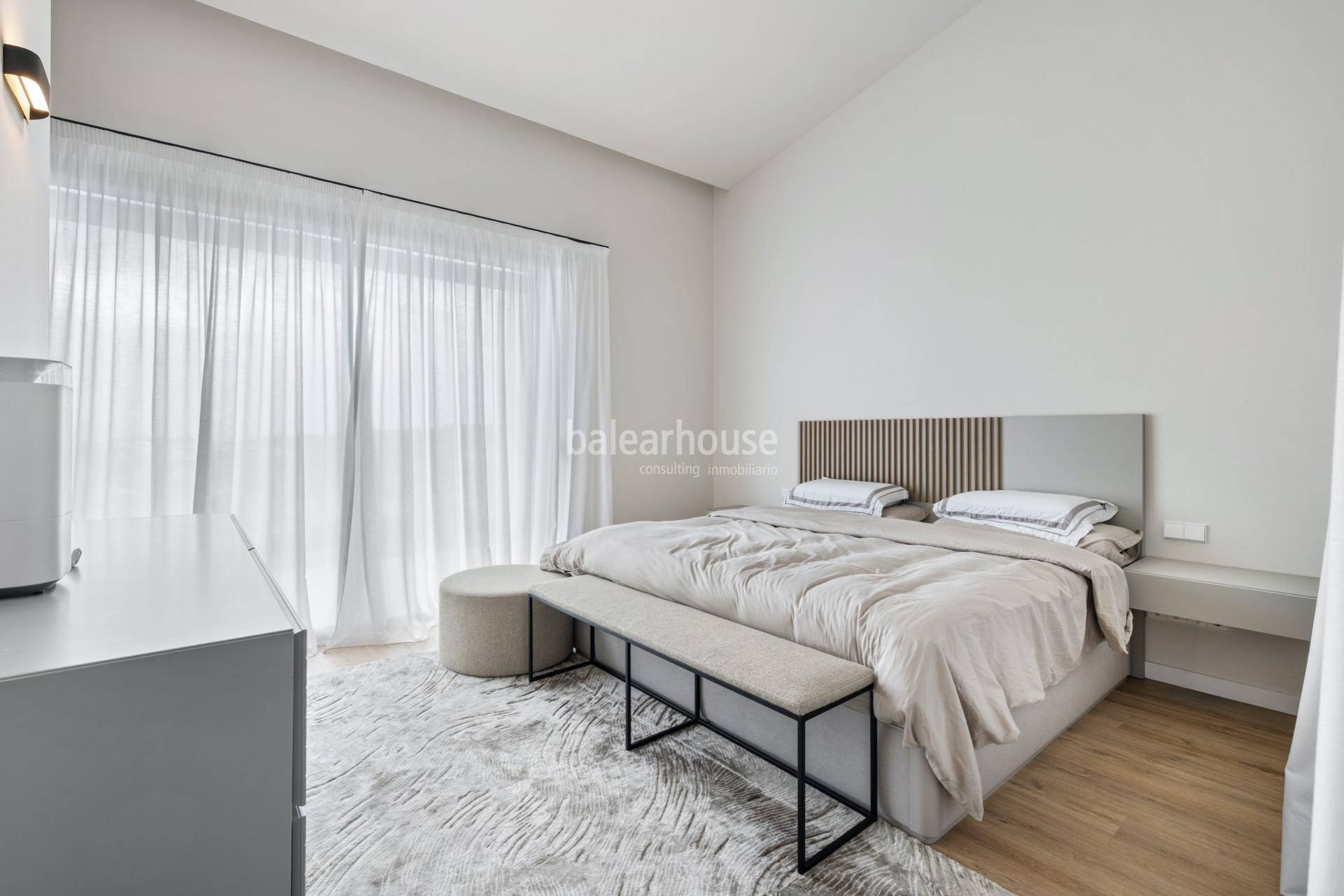 Impecable casa en alquiler con jardín y terrazas en un cuidado complejo con piscina en la verde zona de Sa Teulera