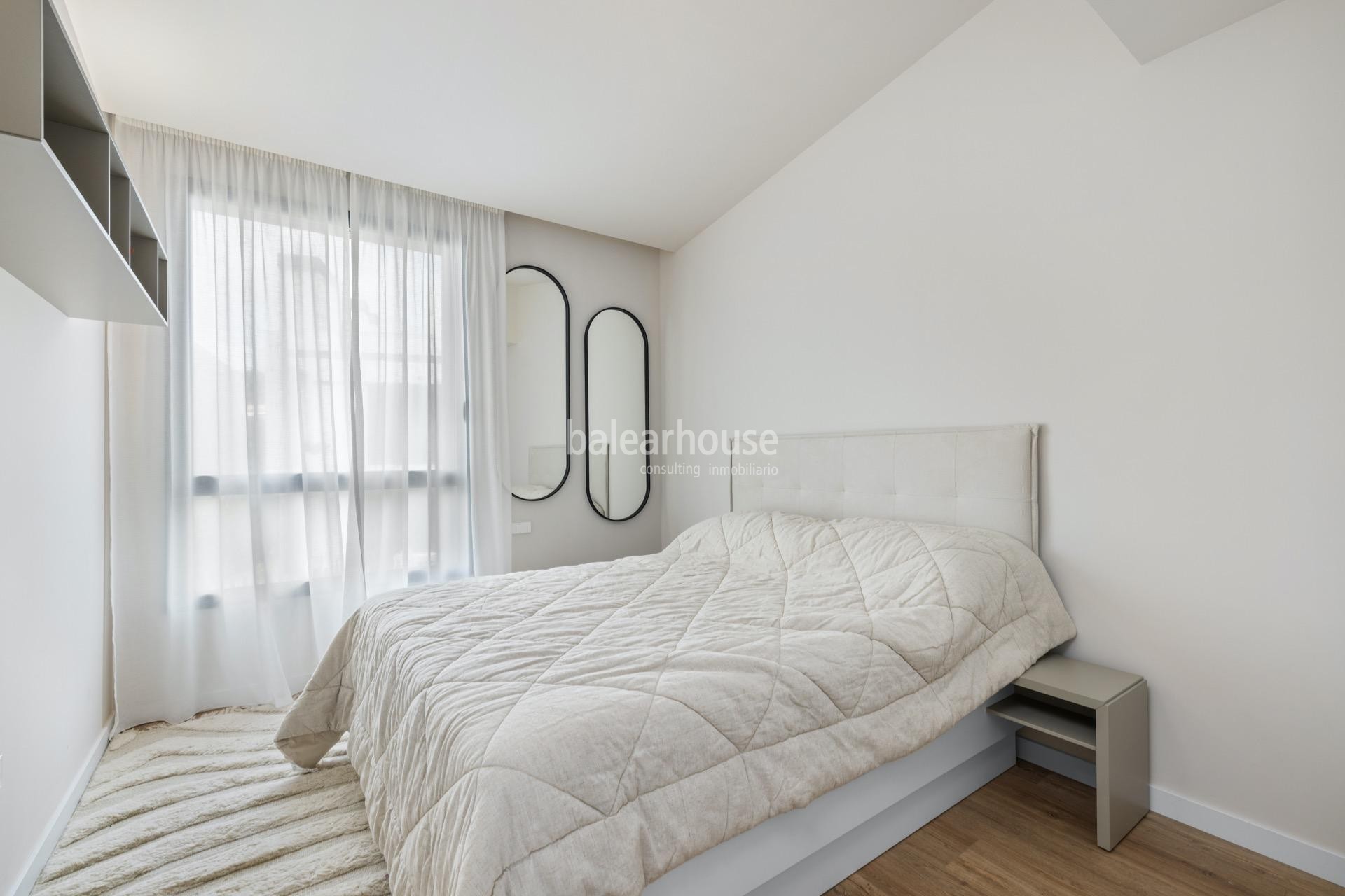 Impecable casa en alquiler con jardín y terrazas en un cuidado complejo con piscina en la verde zona de Sa Teulera