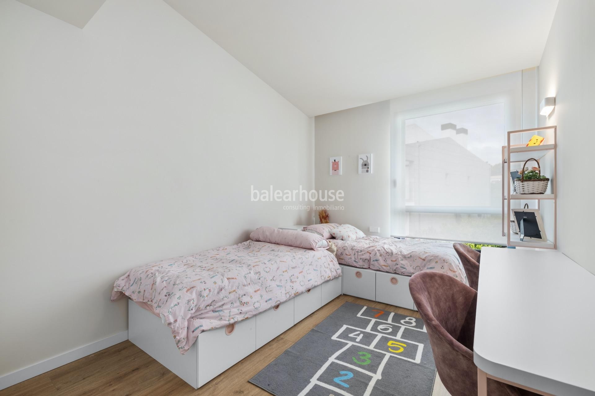 Impecable casa en alquiler con jardín y terrazas en un cuidado complejo con piscina en la verde zona de Sa Teulera