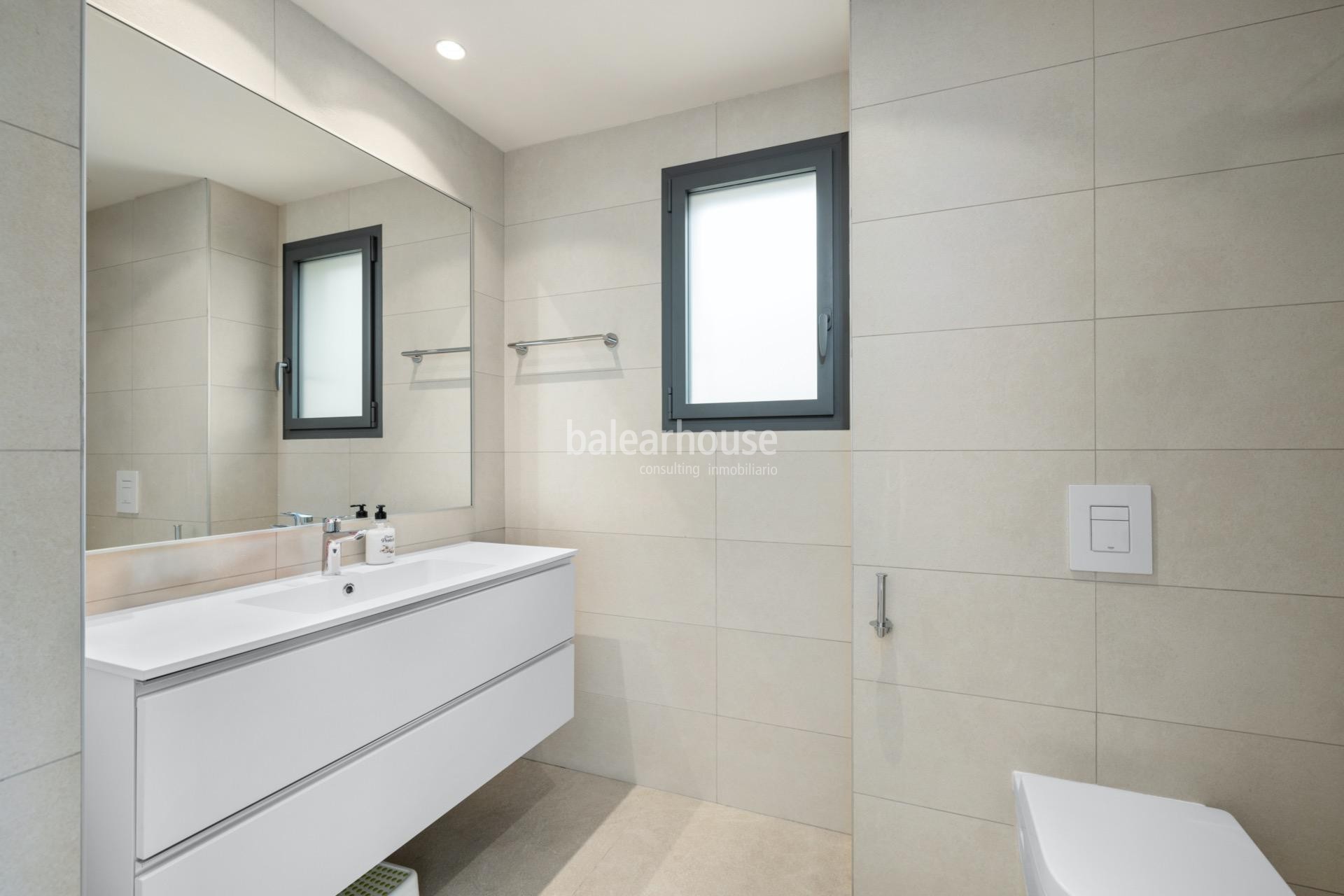 Impecable casa en alquiler con jardín y terrazas en un cuidado complejo con piscina en la verde zona de Sa Teulera