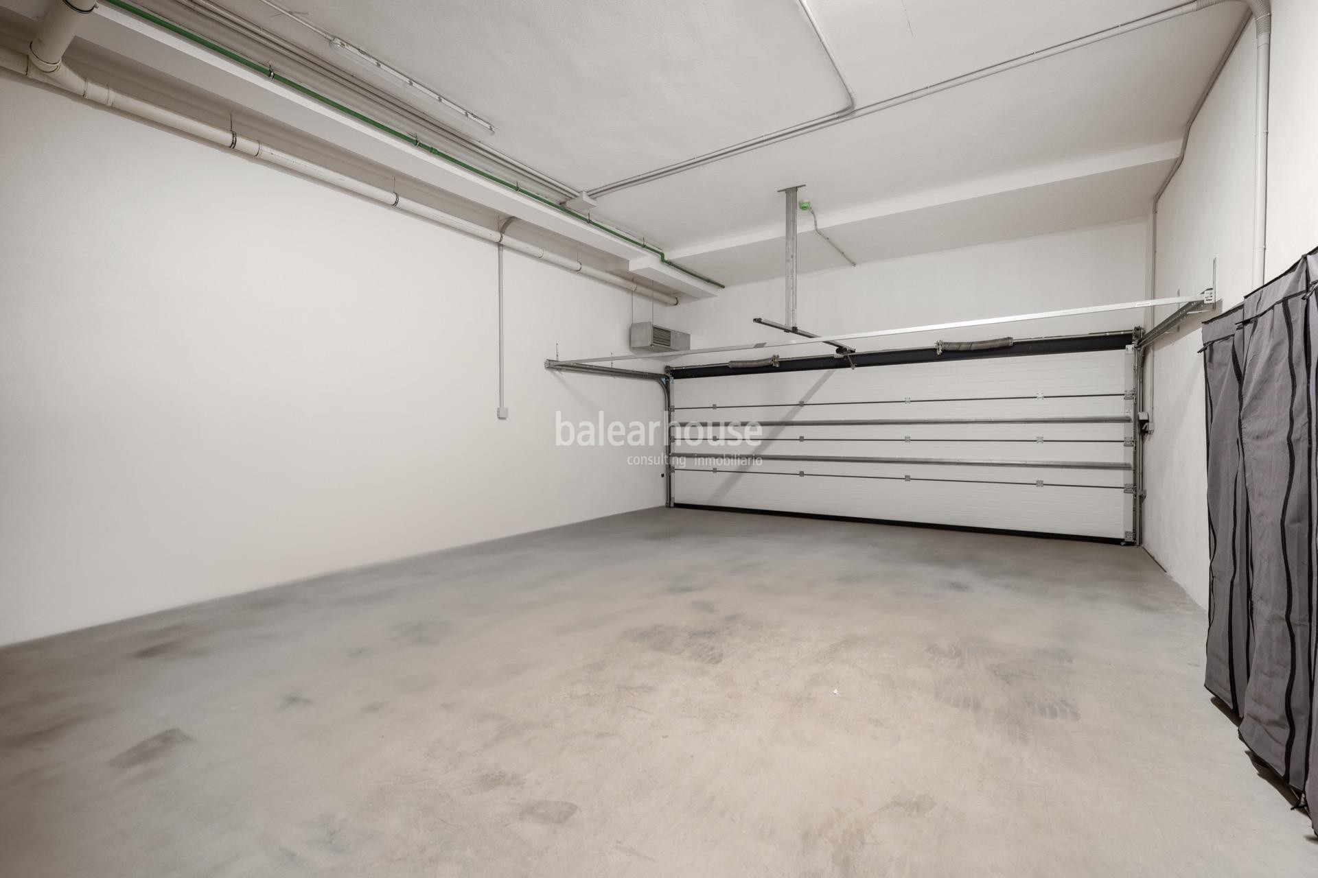 Impecable casa en alquiler con jardín y terrazas en un cuidado complejo con piscina en la verde zona de Sa Teulera