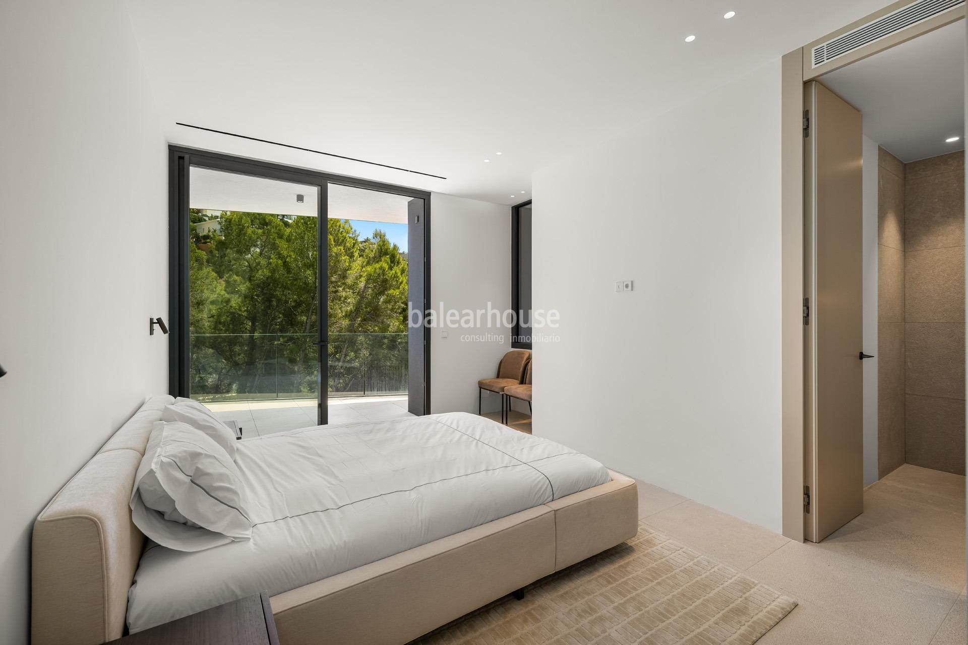 Contemporánea villa de obra nueva en Costa d’en Blanes con preciosas vistas que llegan hasta el mar