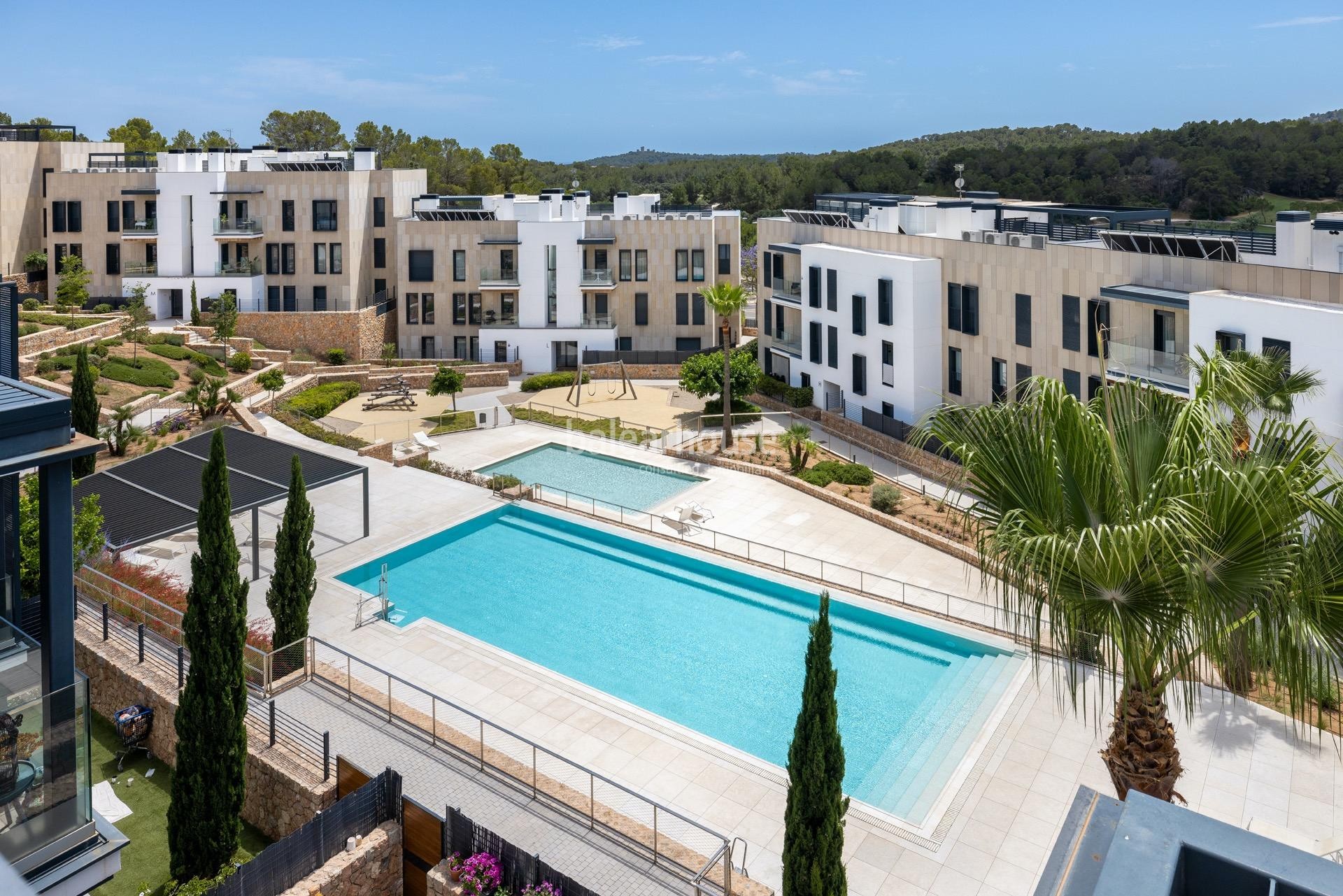 Modernes Penthouse mit eigener Sonnenterrasse direkt am Golfplatz.