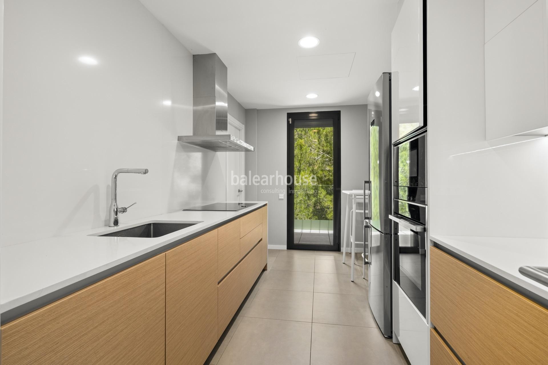 Modernes Penthouse mit eigener Sonnenterrasse direkt am Golfplatz.