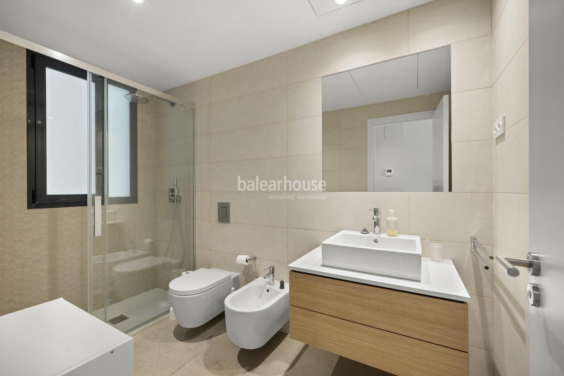 Modernes Penthouse mit eigener Sonnenterrasse direkt am Golfplatz.