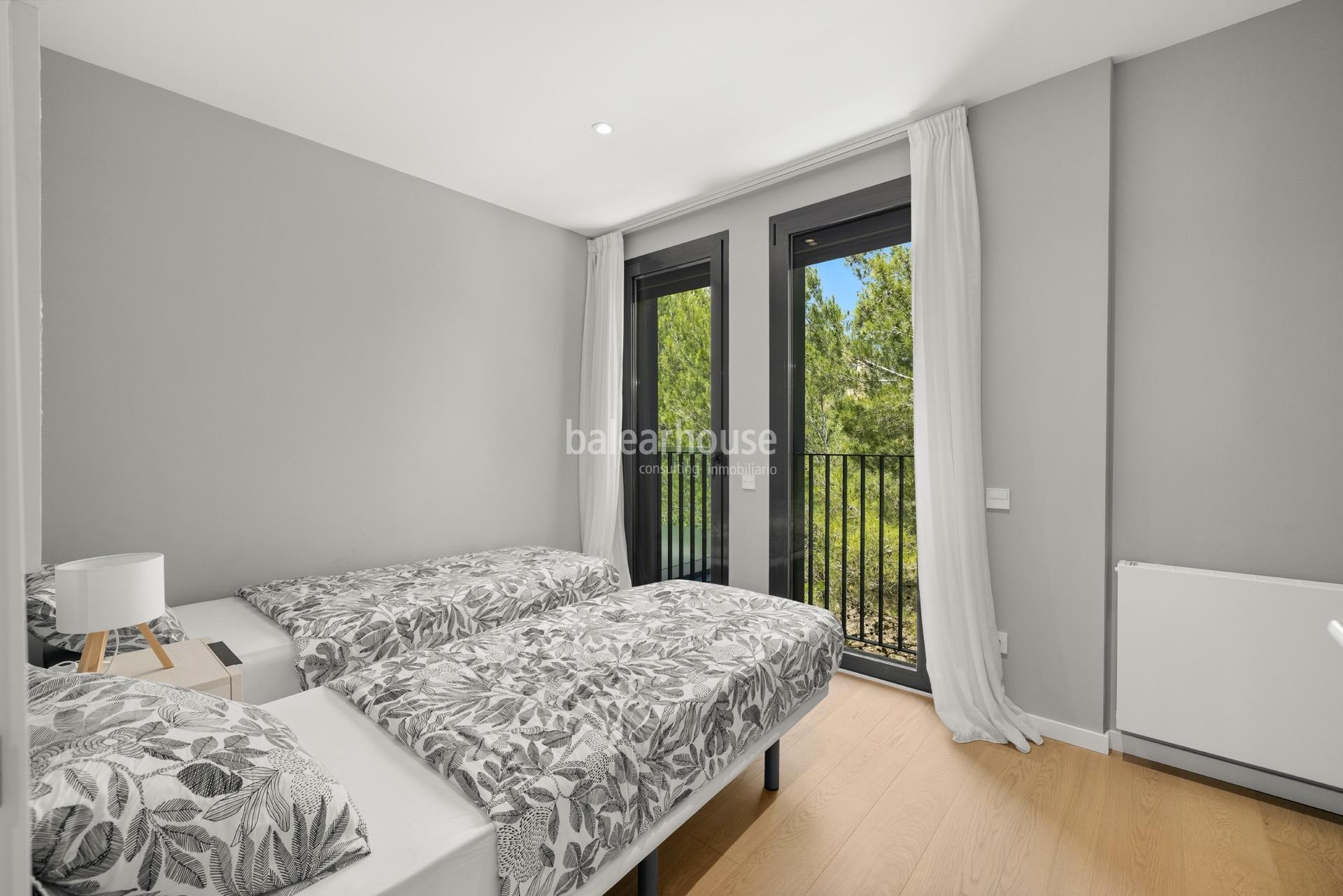 Modernes Penthouse mit eigener Sonnenterrasse direkt am Golfplatz.