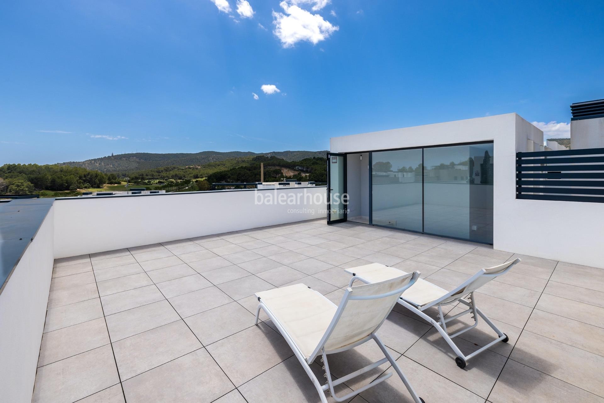 Modernes Penthouse mit eigener Sonnenterrasse direkt am Golfplatz.