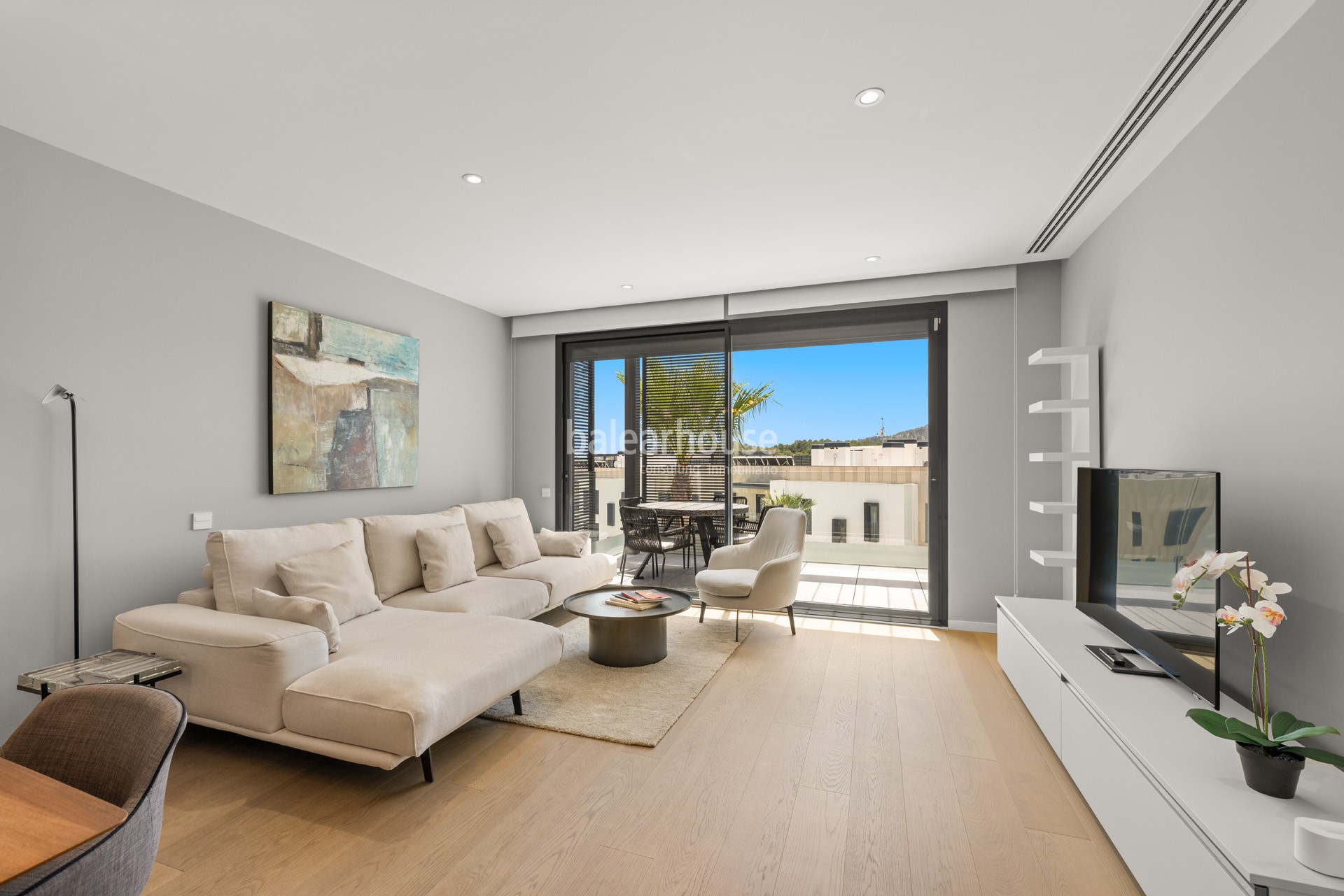 Modernes Penthouse mit eigener Sonnenterrasse direkt am Golfplatz.