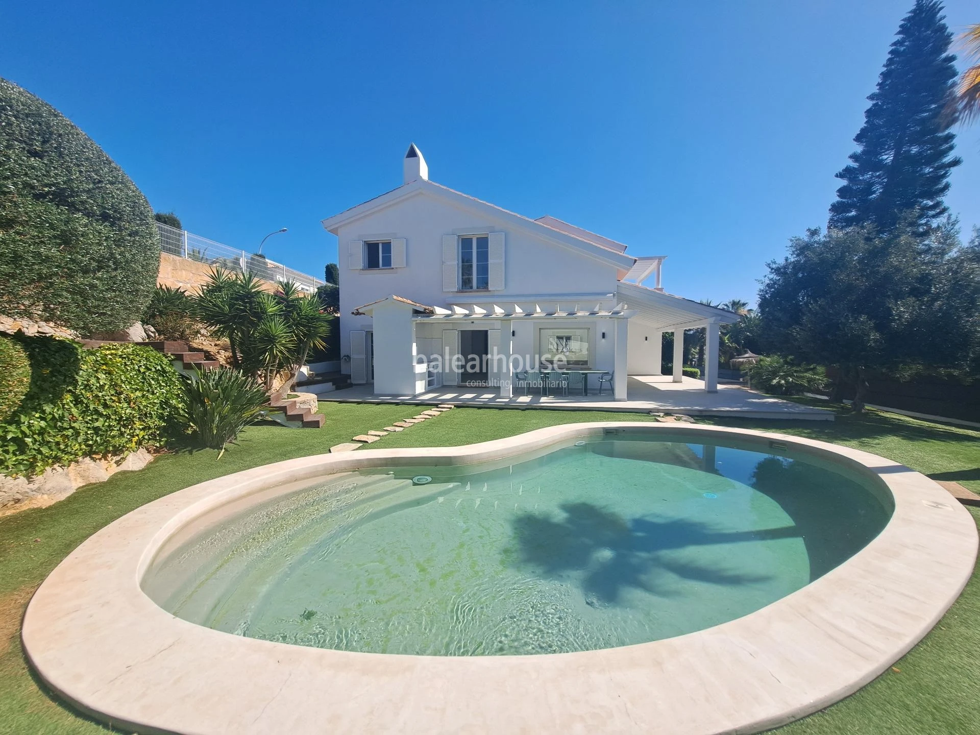 Spacious Mediterranean villa in Santa Ponsa with terraces and large gardens with swimming pool