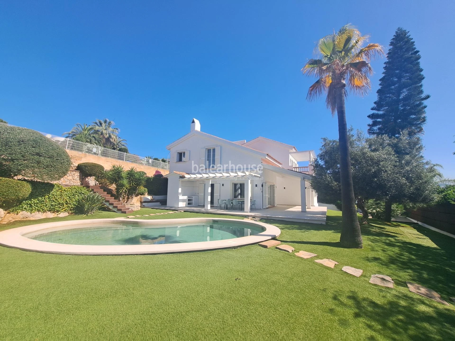 Spacious Mediterranean villa in Santa Ponsa with terraces and large gardens with swimming pool