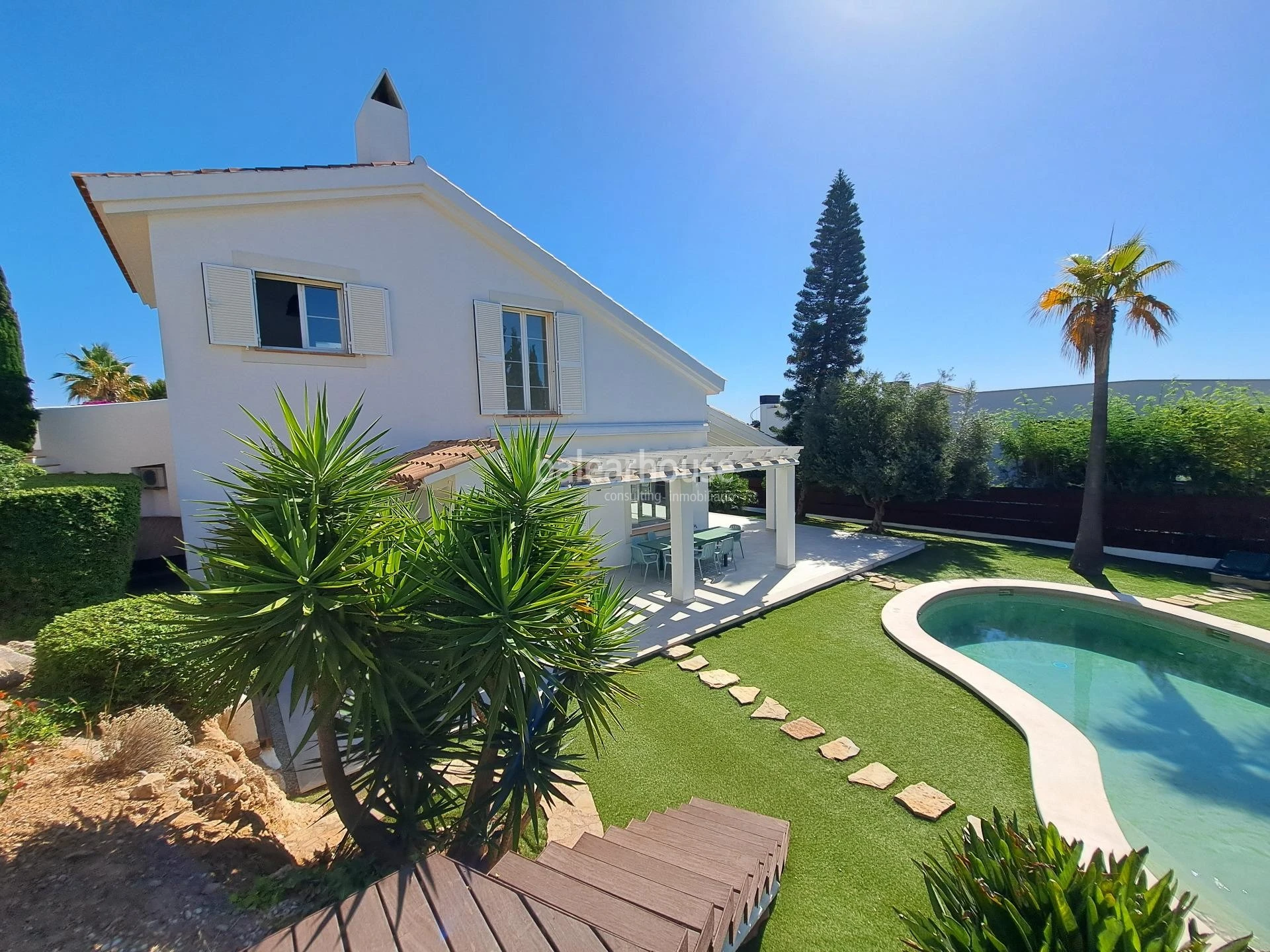 Spacious Mediterranean villa in Santa Ponsa with terraces and large gardens with swimming pool