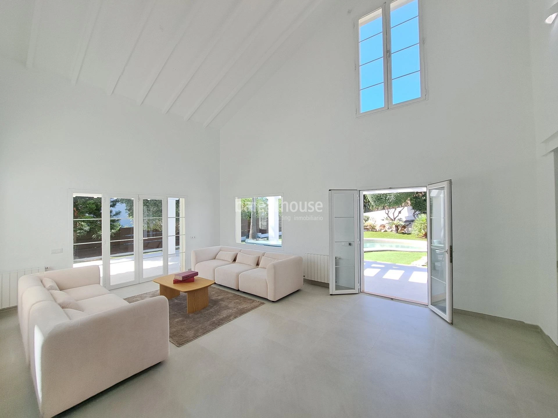Spacious Mediterranean villa in Santa Ponsa with terraces and large gardens with swimming pool