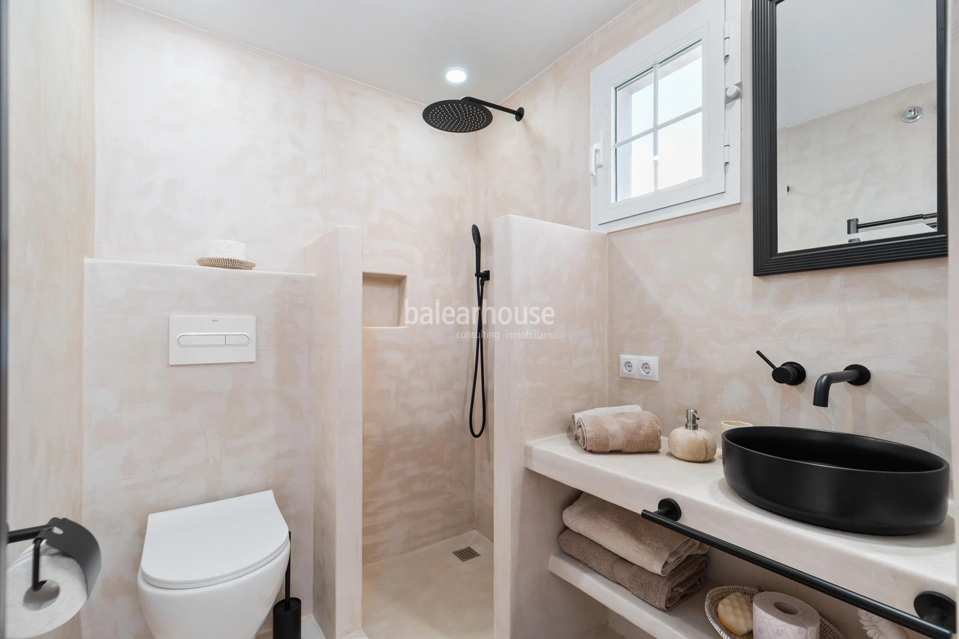 Spacious Mediterranean villa in Santa Ponsa with terraces and large gardens with swimming pool