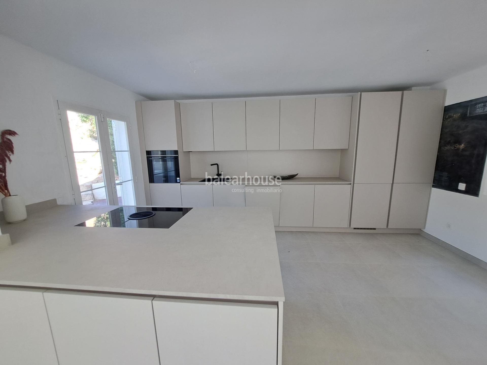 Amplia villa mediterránea abierta a terrazas y grandes jardines con piscina en Santa Ponsa