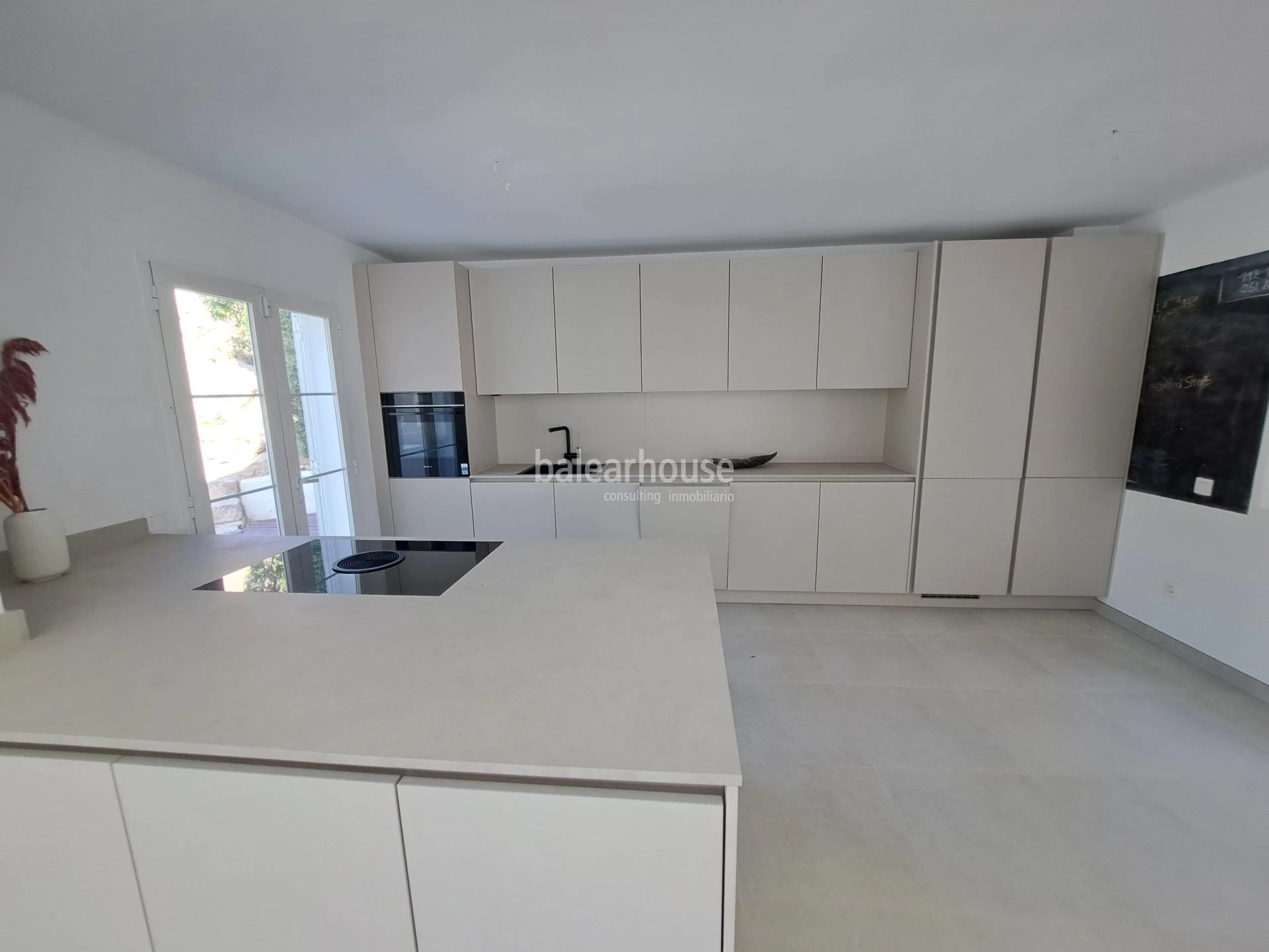 Spacious Mediterranean villa in Santa Ponsa with terraces and large gardens with swimming pool