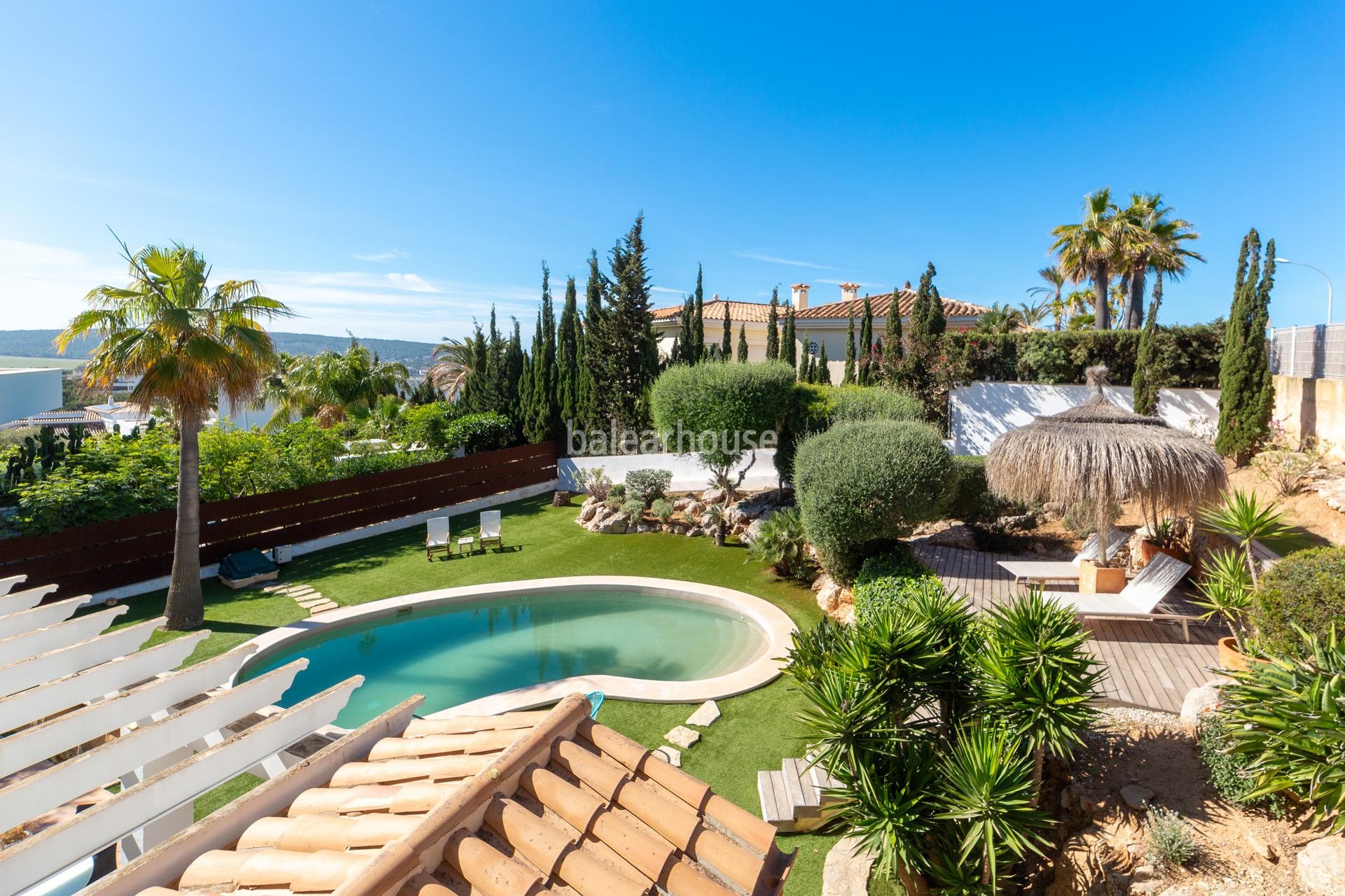 Amplia villa mediterránea abierta a terrazas y grandes jardines con piscina en Santa Ponsa