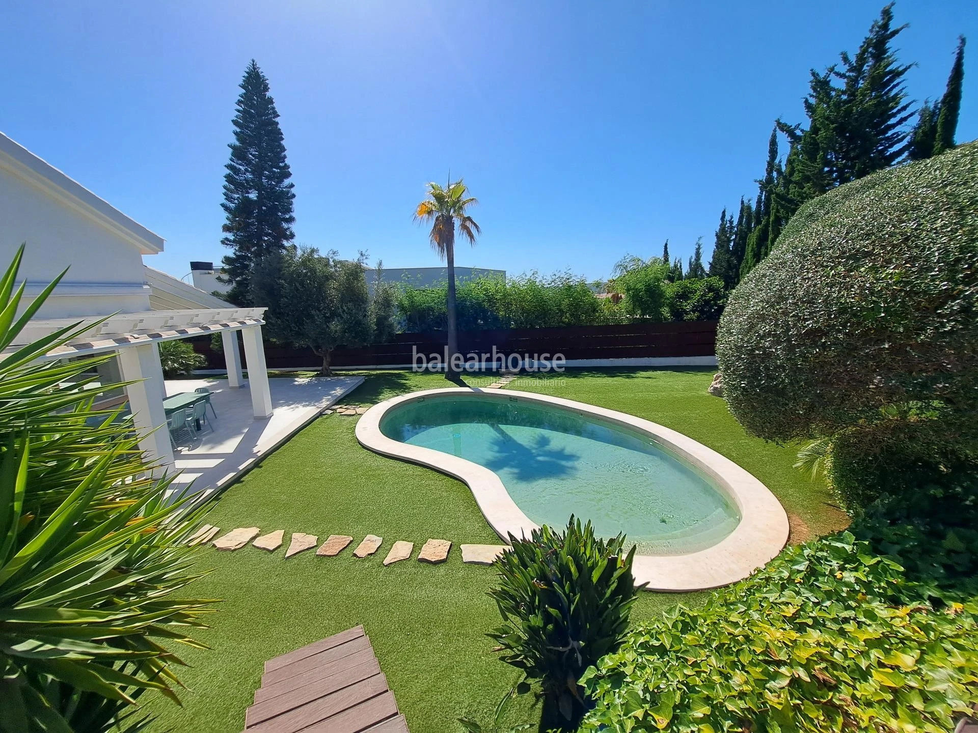 Spacious Mediterranean villa in Santa Ponsa with terraces and large gardens with swimming pool