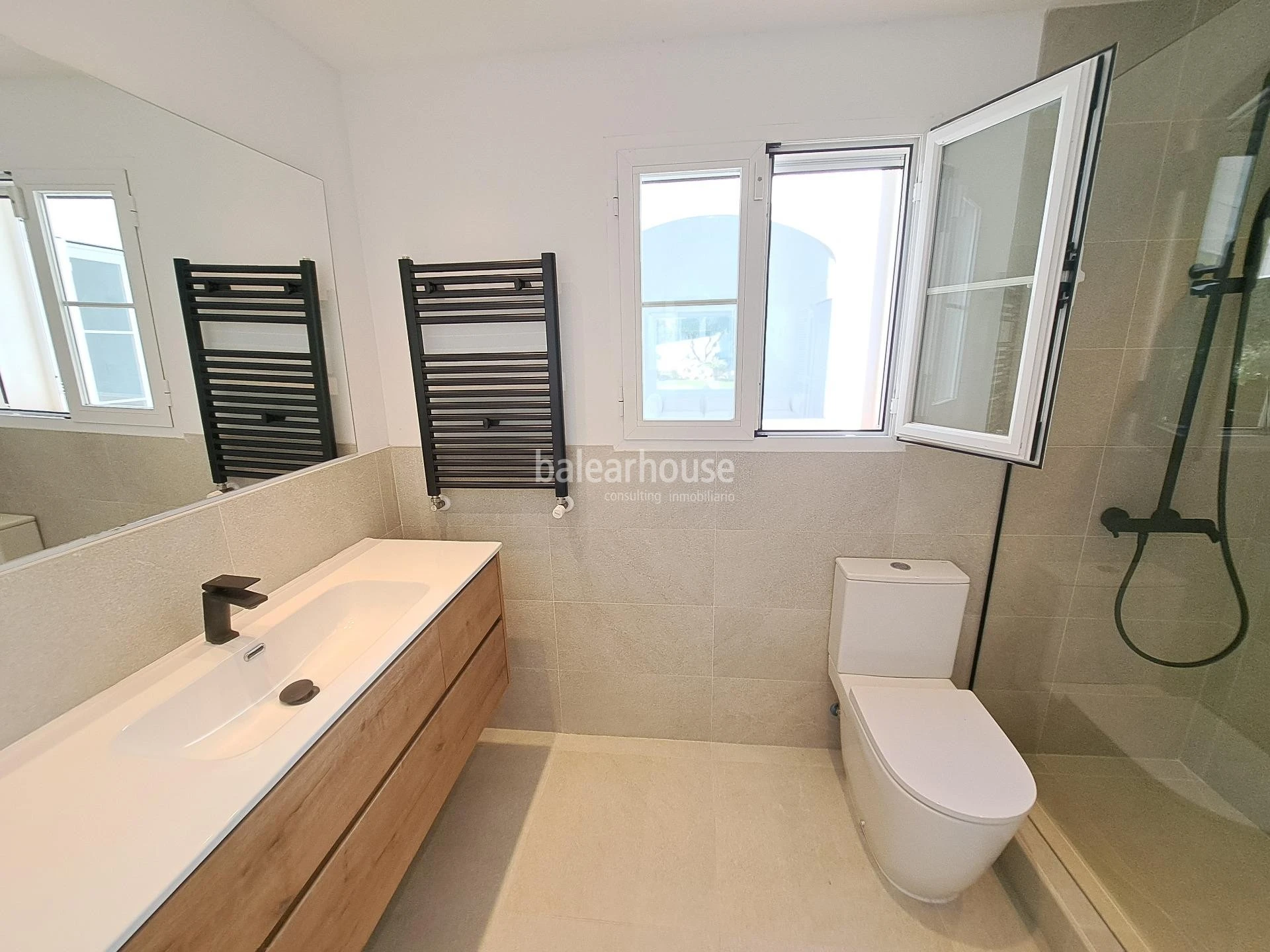 Spacious Mediterranean villa in Santa Ponsa with terraces and large gardens with swimming pool