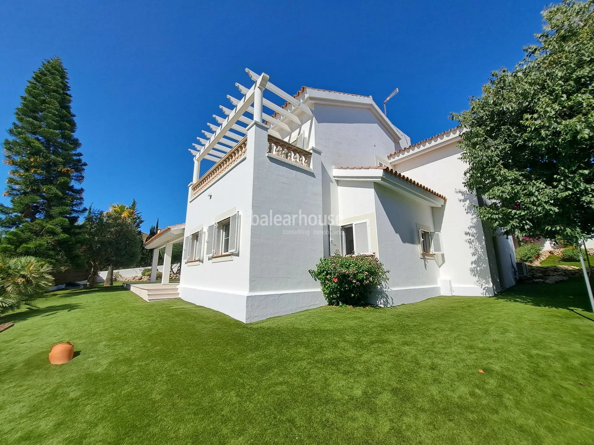 Spacious Mediterranean villa in Santa Ponsa with terraces and large gardens with swimming pool