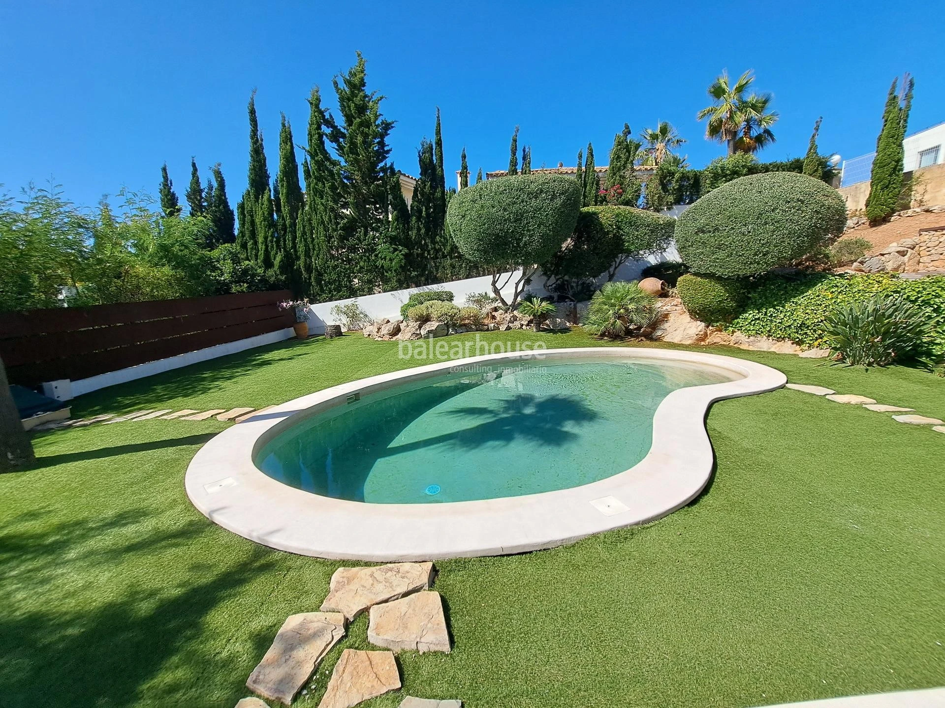 Spacious Mediterranean villa in Santa Ponsa with terraces and large gardens with swimming pool