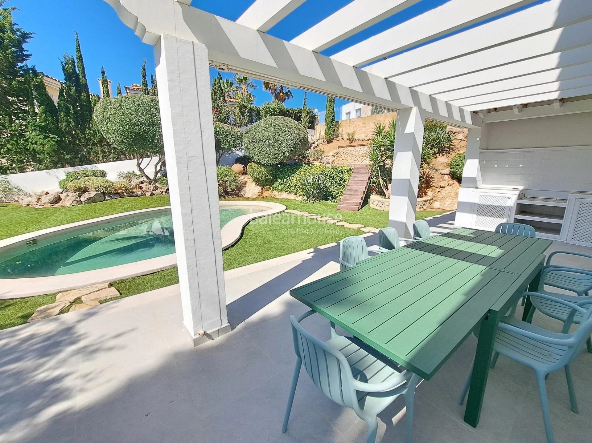 Spacious Mediterranean villa in Santa Ponsa with terraces and large gardens with swimming pool